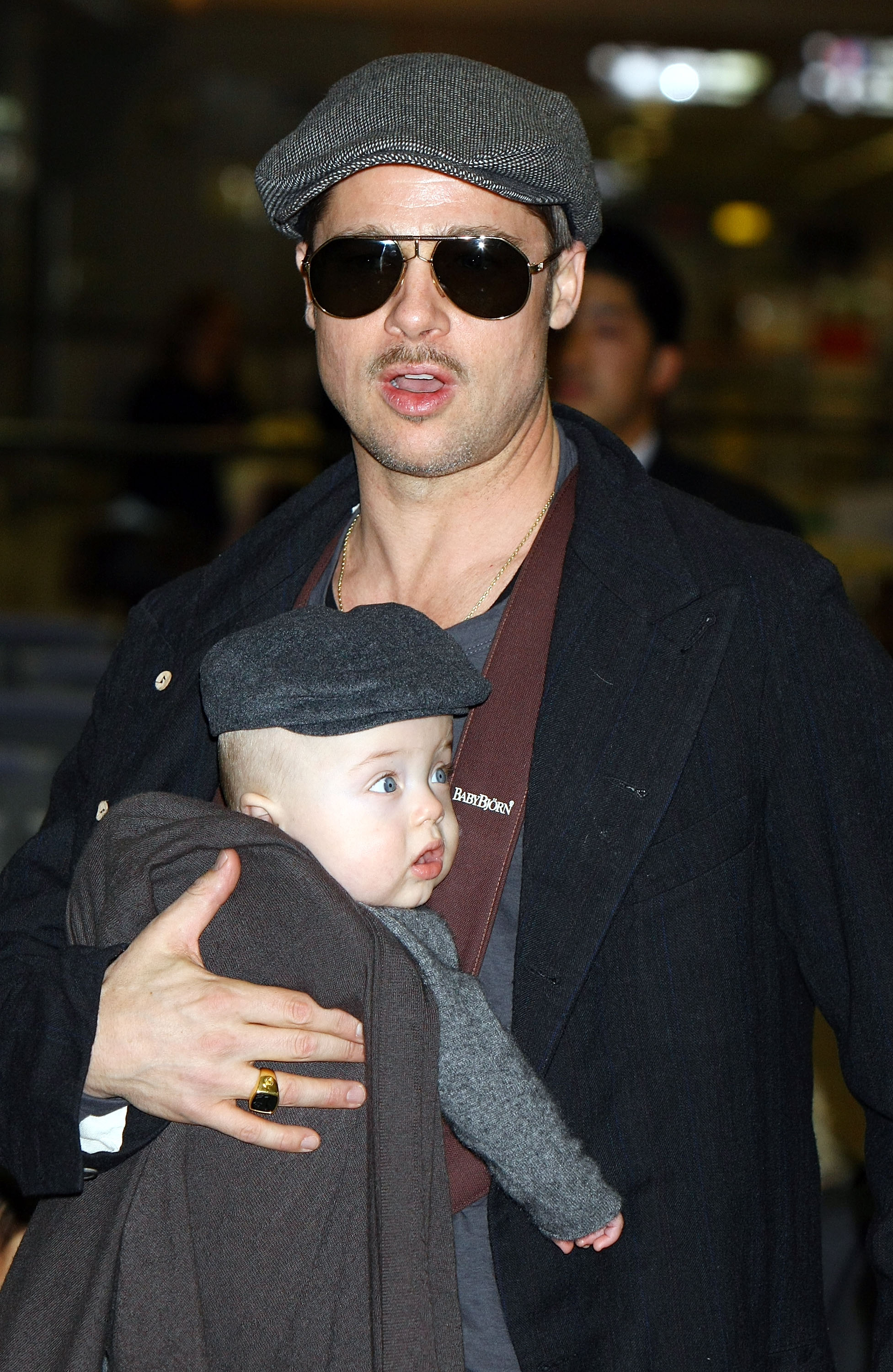 Brad Pitt und Knox Jolie-Pitt werden am 27. Januar 2009 in Narita, Chiba, Japan, am internationalen Flughafen Narita fotografiert. | Quelle: Getty Images