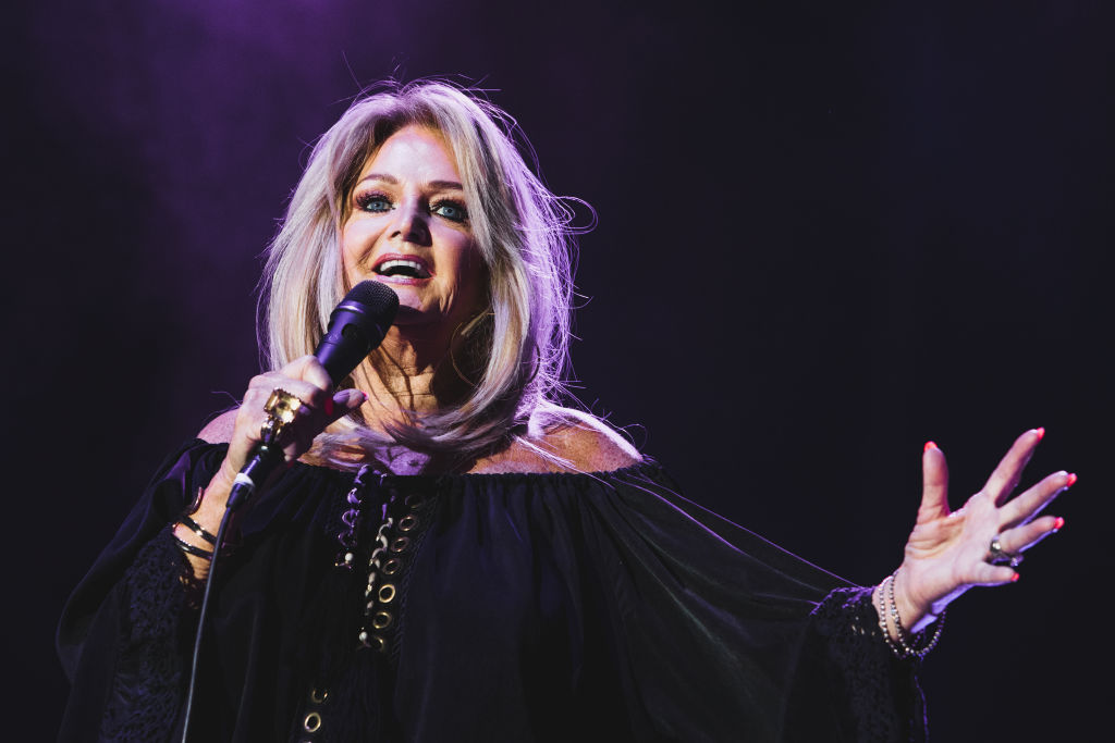 Die walisische Sängerin Bonnie Tyler tritt am 30. Juli 2021 in Madrid, Spanien, auf der Bühne des „Push Play“-Musikfestivals im Hipodromo de Madrid auf. | Quelle: Getty Images