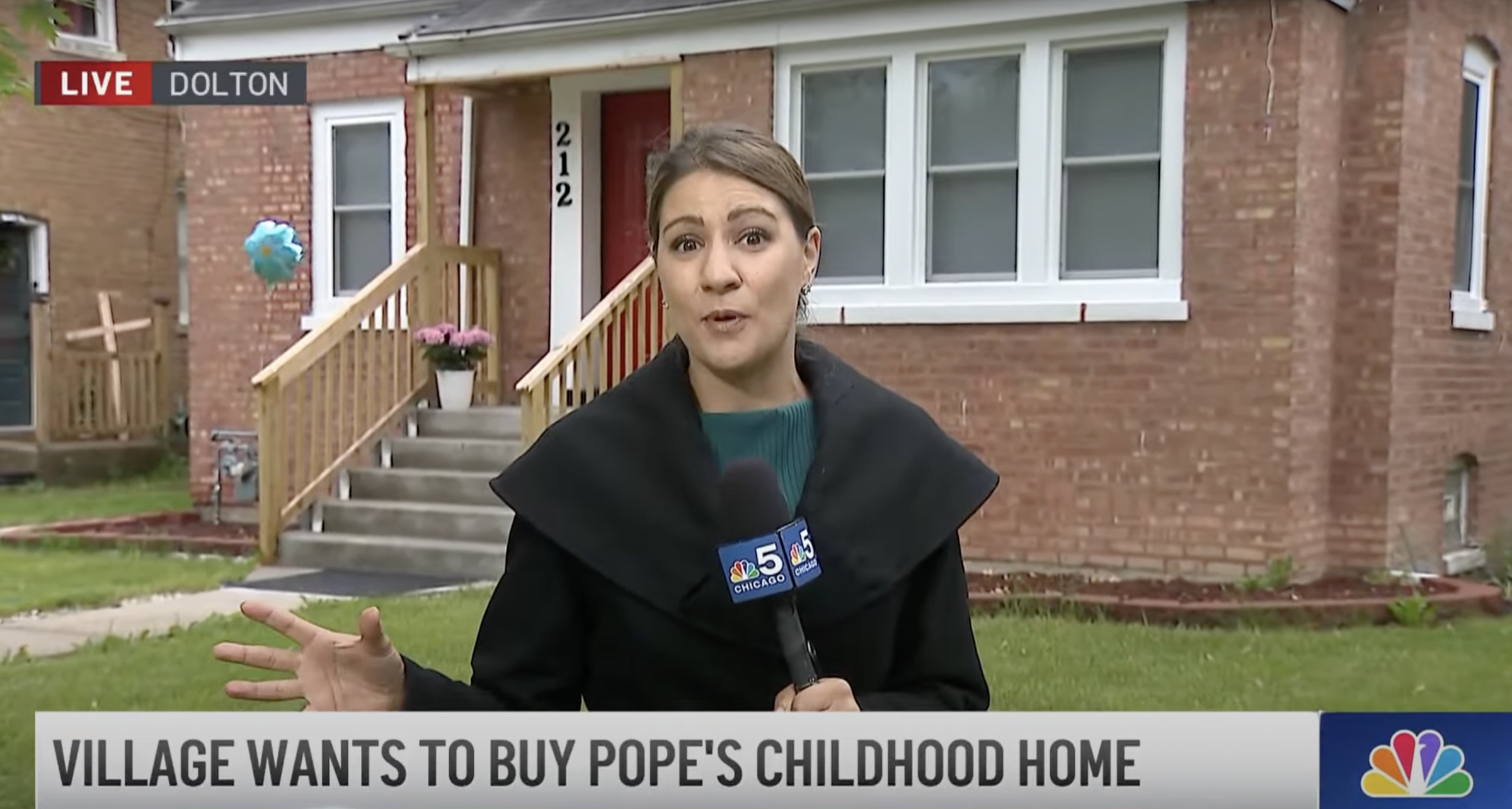 Eine Reporterin vor dem Elternhaus von Papst Leo XIV. in einem Video vom 23. Mai 2025. | Quelle: YouTube/NBC Chicago