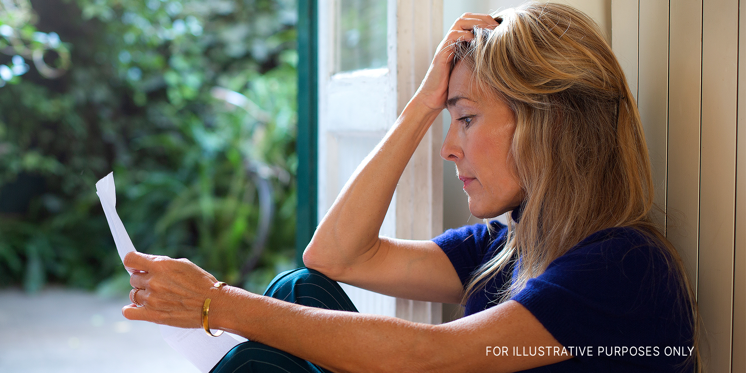 Eine Frau liest einen Brief | Quelle: Getty Images