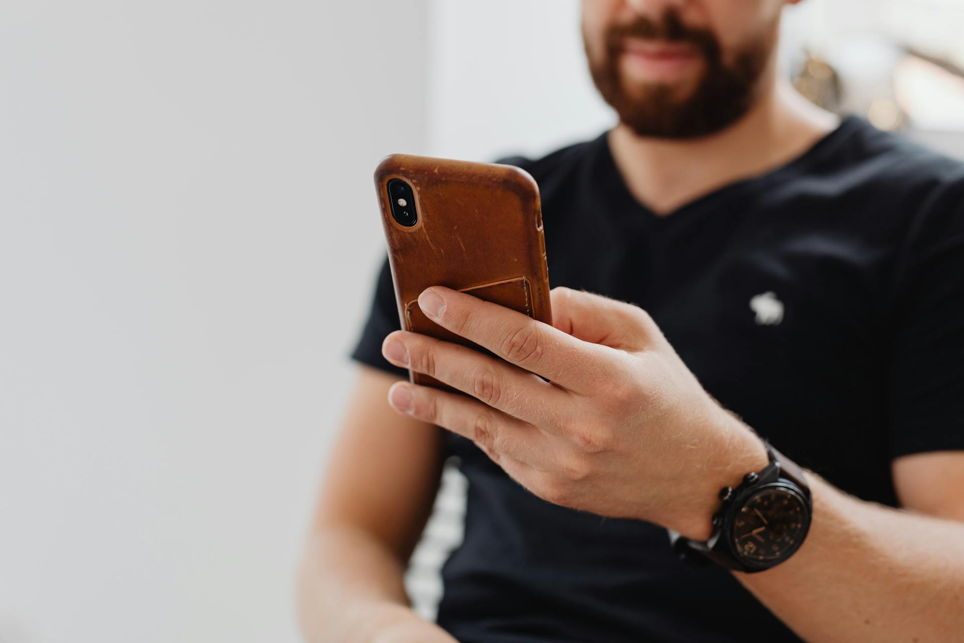 Ein Mann, der auf sein Telefon starrt | Quelle: Pexels