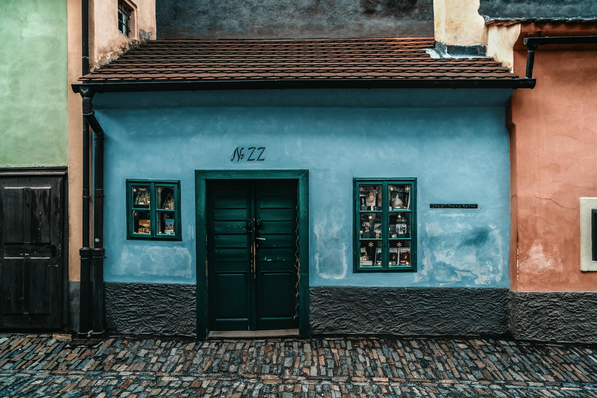 Ein kleines blaues Haus | Quelle: Pexels