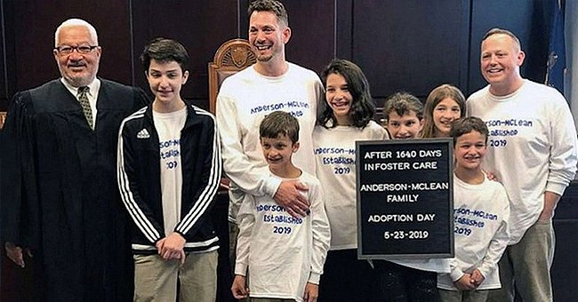 Rob und Steve Anderson-McLean mit den sechs Geschwistern am Tag der Adoption. | Quelle: Twitter.com/GMA