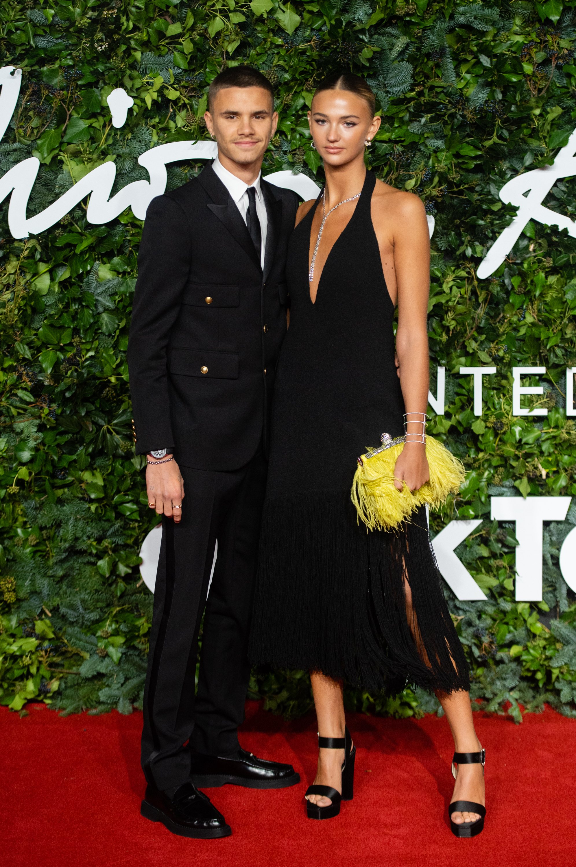 Romeo Beckham und Mia Regan bei den British Fashion Awards in London, England, am 29. November 2021 | Quelle: Getty Images