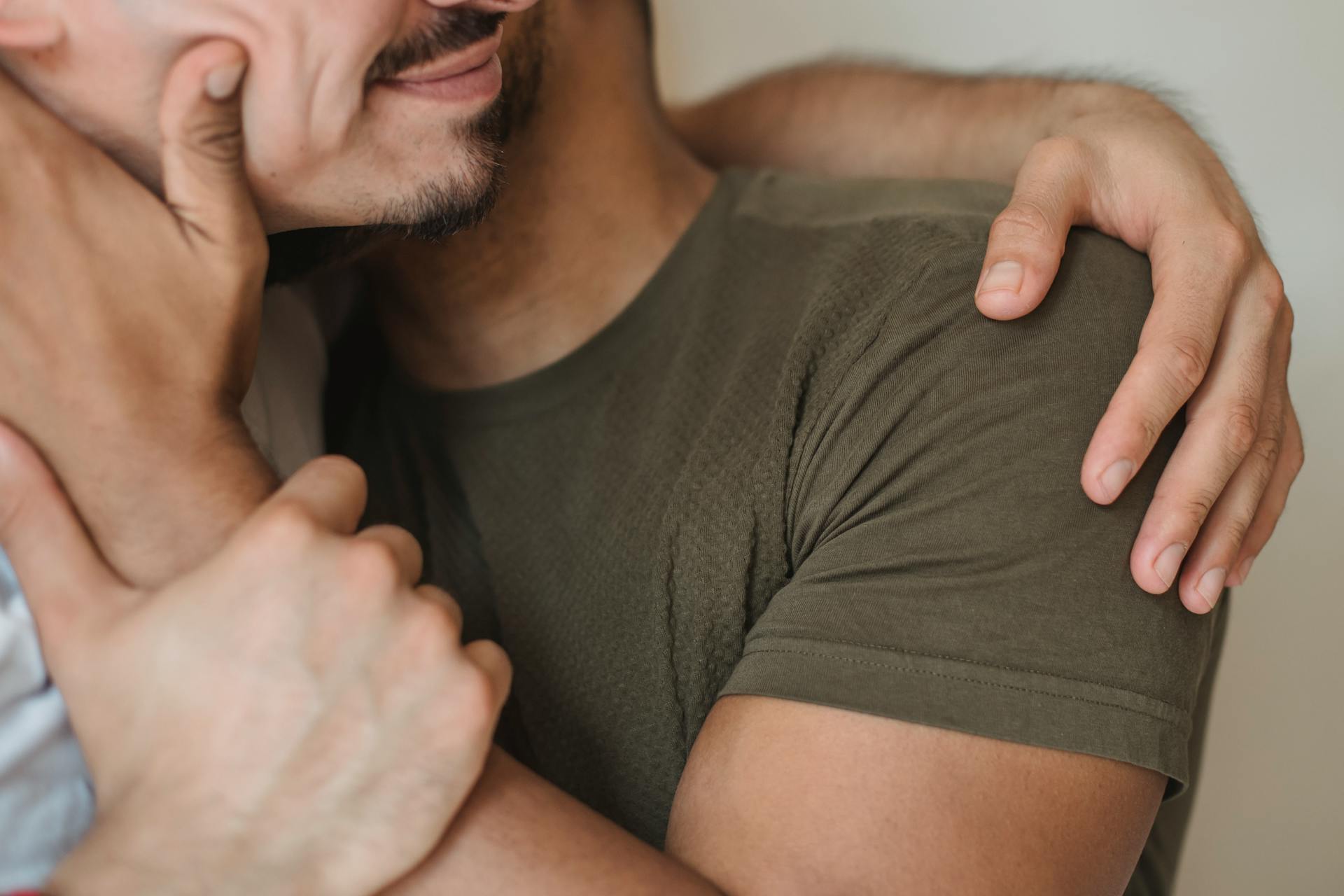 Um close de um casal gay se abraçando | Fonte: Pexels