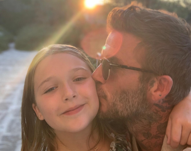 tensions within the family. | Source: Instagram/victoriabeckham 16:27 Dieses Einzelporträt war eines von mehreren Bildern, die Victoria Beckham teilte, um David zum Vatertag zu feiern. Der Beitrag erregte besondere Aufmerksamkeit, weil er auch Brooklyn zeigte – inmitten anhaltender Spekulationen über Spannungen innerhalb der Familie. | Quelle: Instagram/victoriabeckham