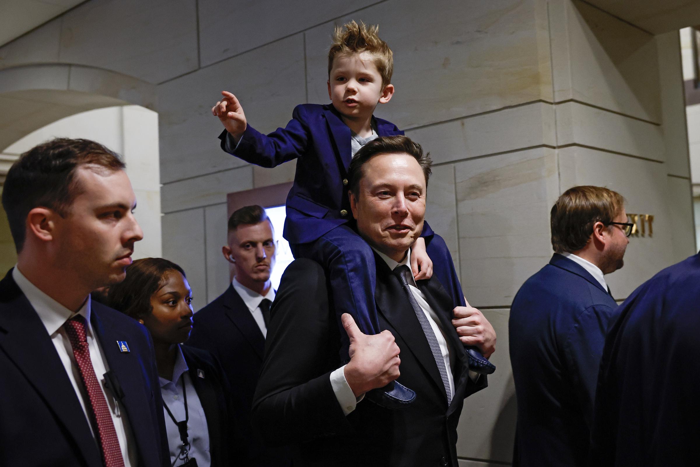 Elon Musk kommt mit seinem Sohn zu einem Treffen mit Mitgliedern des US-Kongresses in Washington, D.C. am 5. Dezember 2024. | Quelle: Getty Images