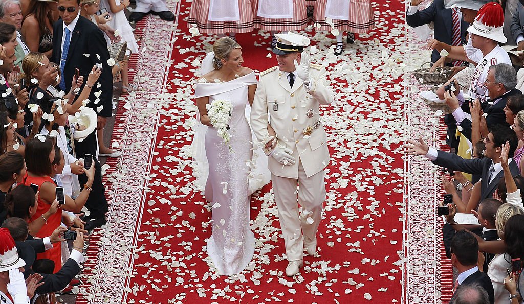 Prinzessin Charlene von Monaco und Prinz Albert von Monaco lächeln, als sie den Palast nach der religiösen Zeremonie der königlichen Hochzeit verlassen. Quelle: Getty Images