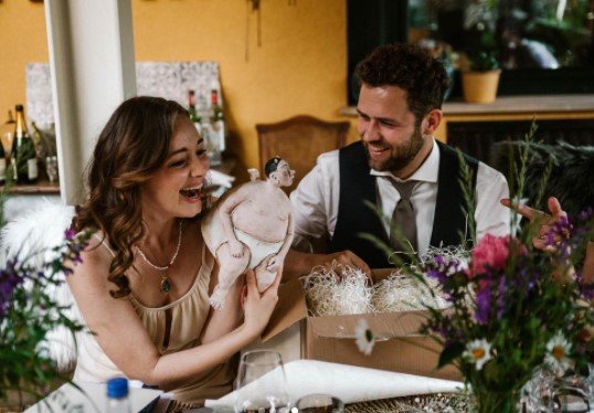 Schauspielerin Maria Ehrich und Manuel Vering packen ihre Hochzeitsgeschenke auf. I Quelle: instagram.com/ehrlichmaria