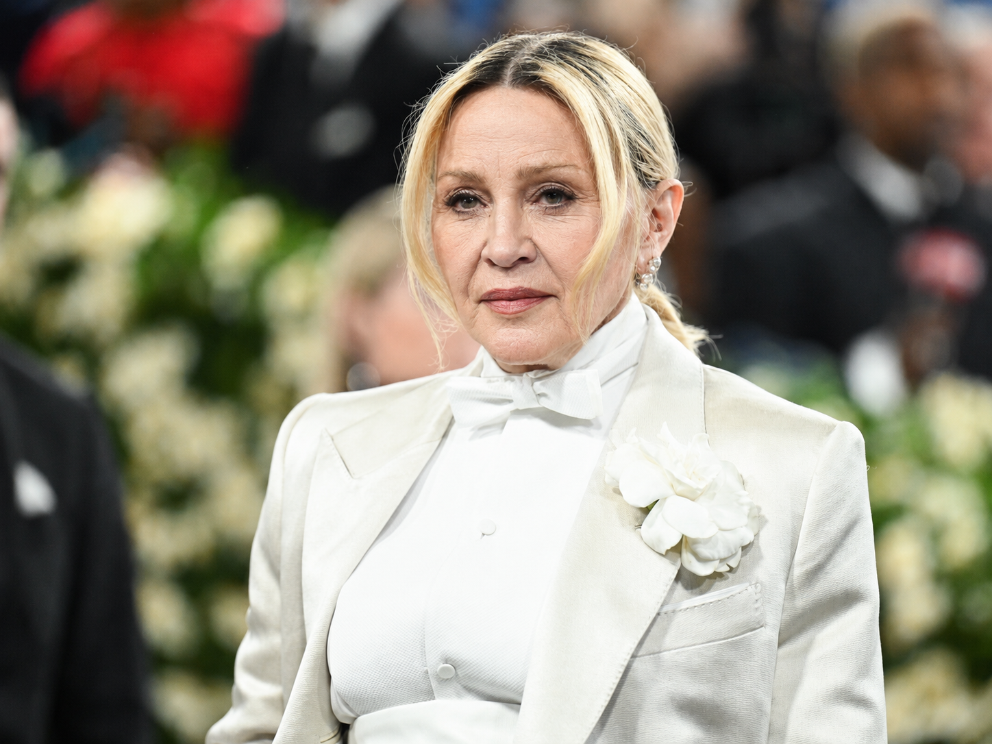 In der KI-Neugestaltung bleibt Madonnas eleganter weißer Look erhalten, während ihr Gesicht deutlichere Altersspuren aufweist. | Quelle: Chat GPT