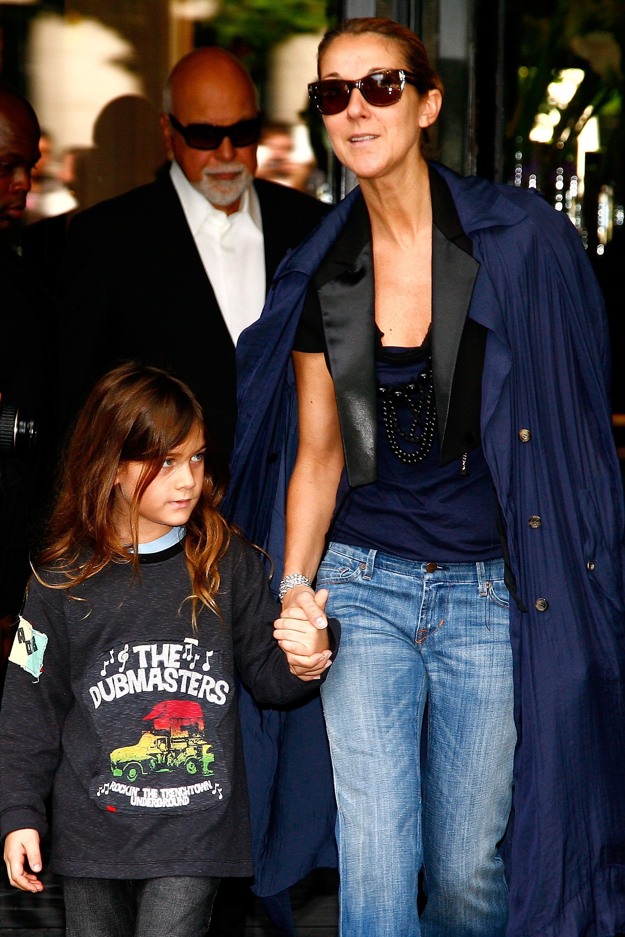 Rene-Charles, Rene Angelil (hinten) und Celine Dion verlassen das Hotel Four Seasons George V am 20. Mai 2008 in Paris, Frankreich. | Quelle: Getty Images