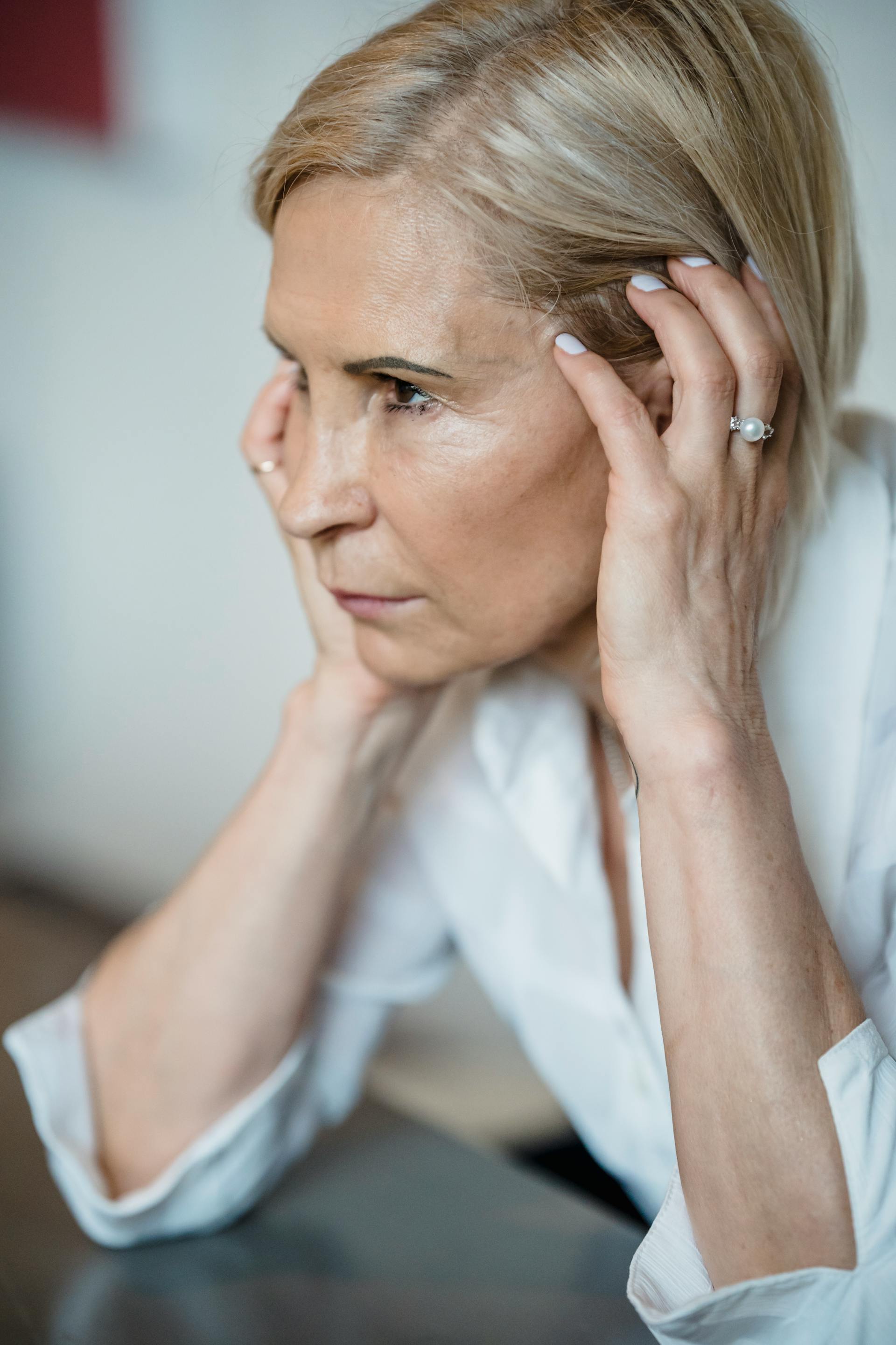 Eine Frau starrt jemanden aufmerksam an | Quelle: Pexels