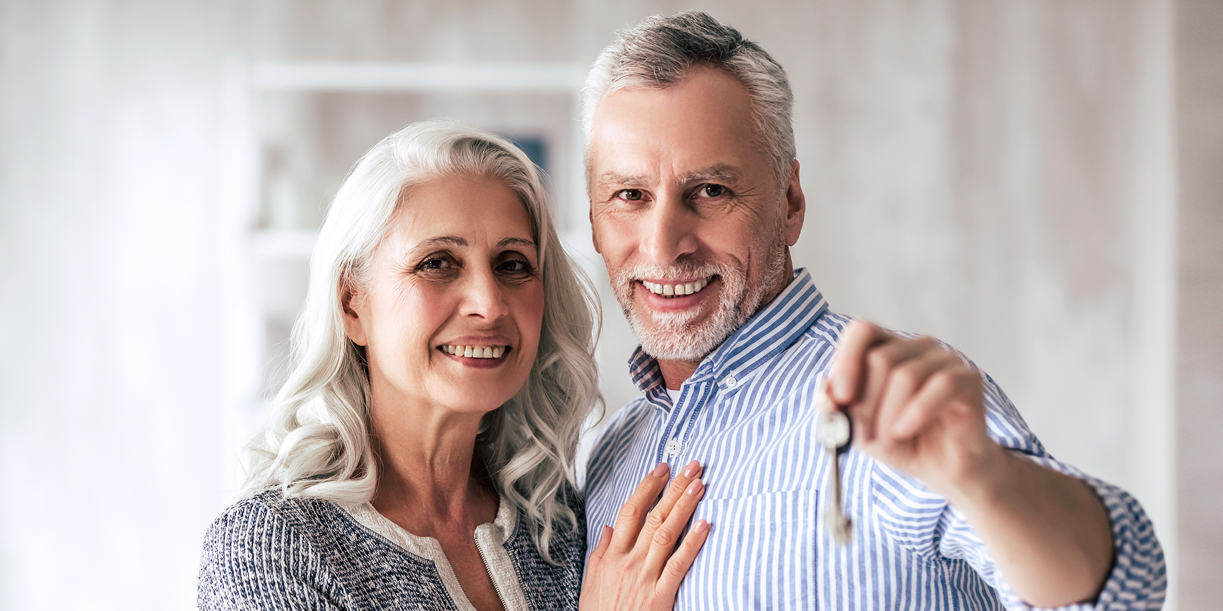 Glückliches Paar mit einem Hausschlüssel in der Hand | Quelle: Shutterstock