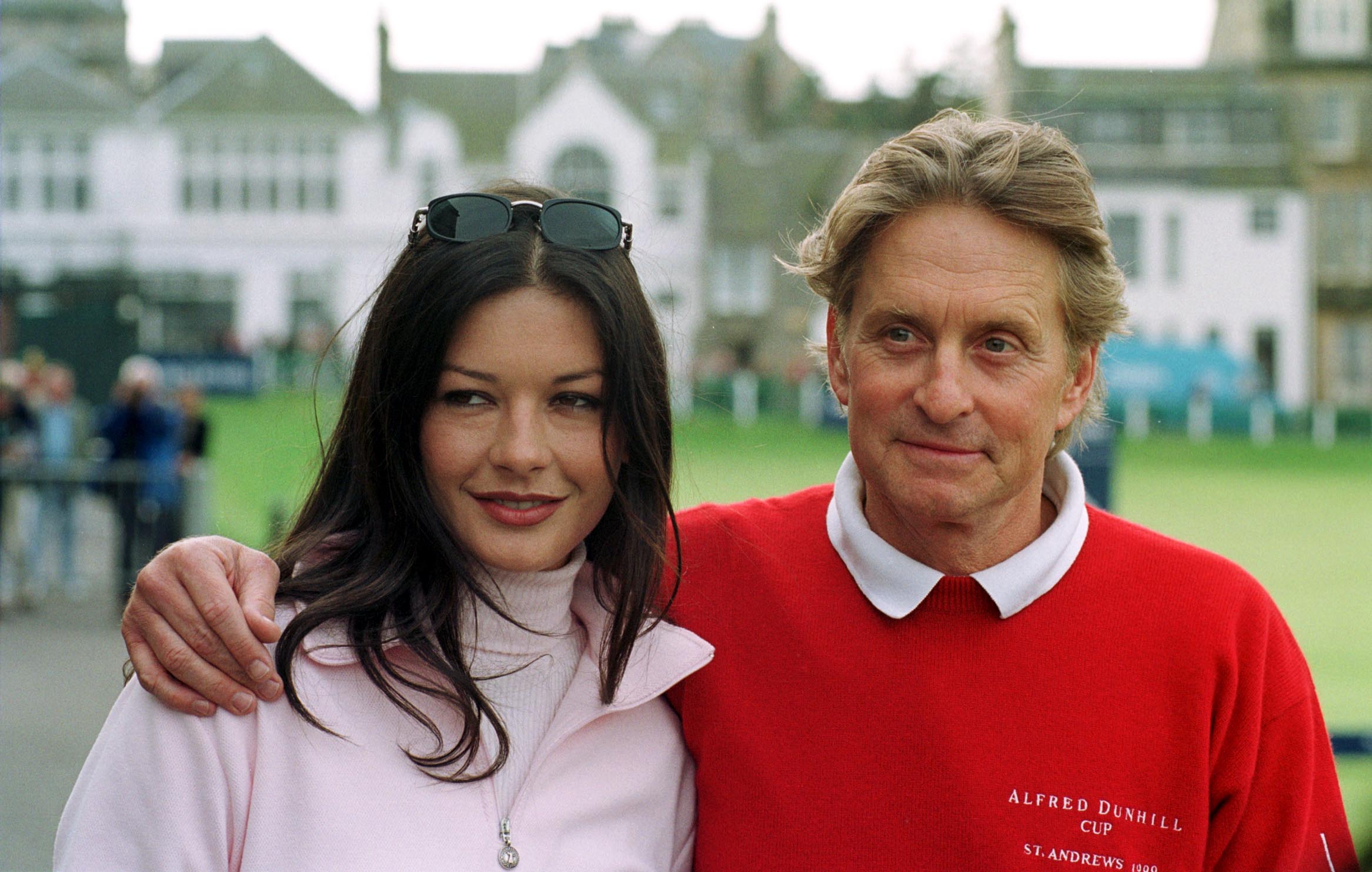 Catherine Zeta Jones und Michael Douglas entspannen sich auf dem St. Andrews Golf Course, wo Herr Douglas am 1. Juni 2000 am Alfred Dunhill Cup Pro-Am-Turnier für Prominente teilnahm. | Quelle: Getty Images