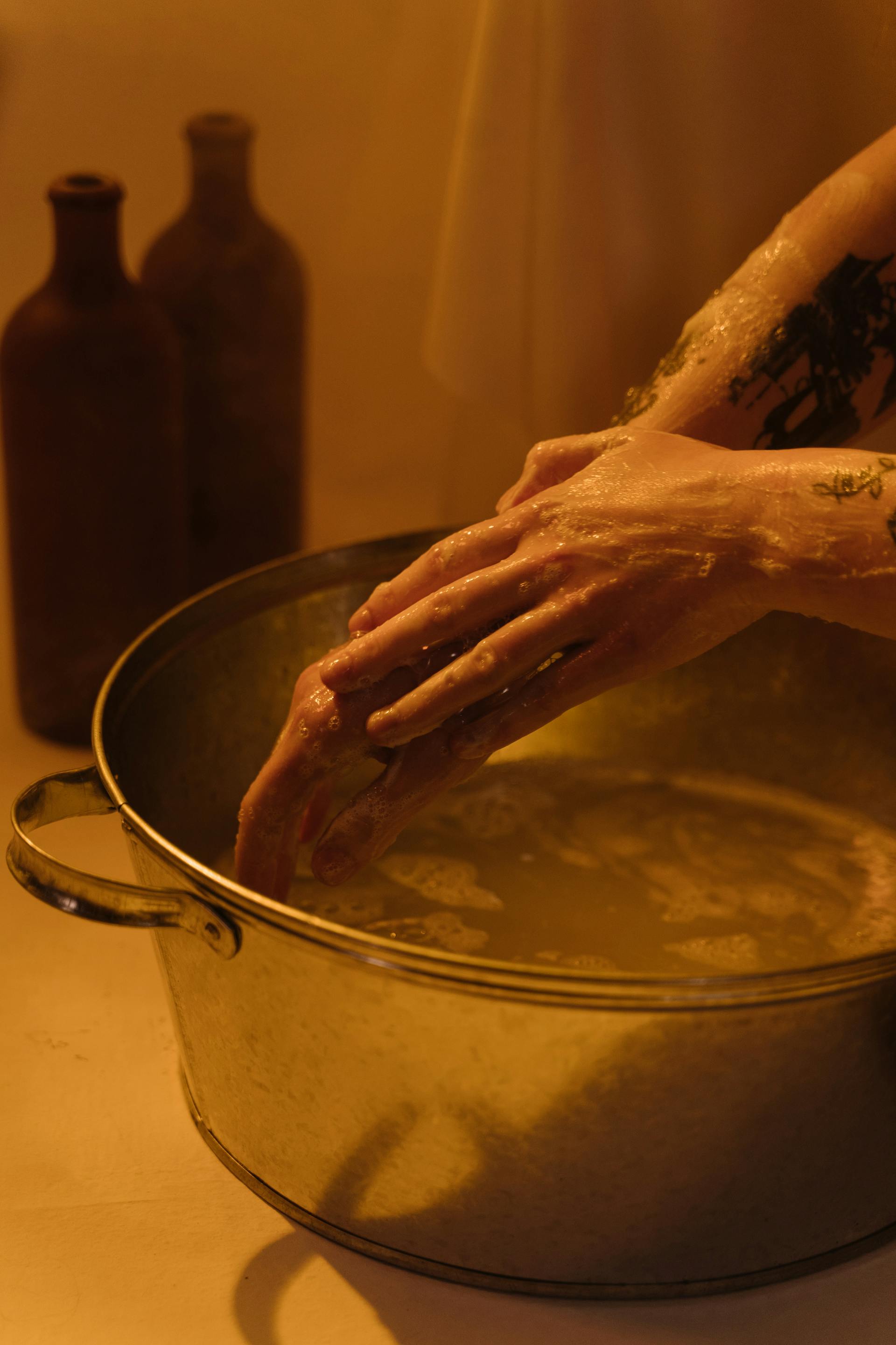 Eine Person wäscht sich in einem Waschbecken | Quelle: Pexels