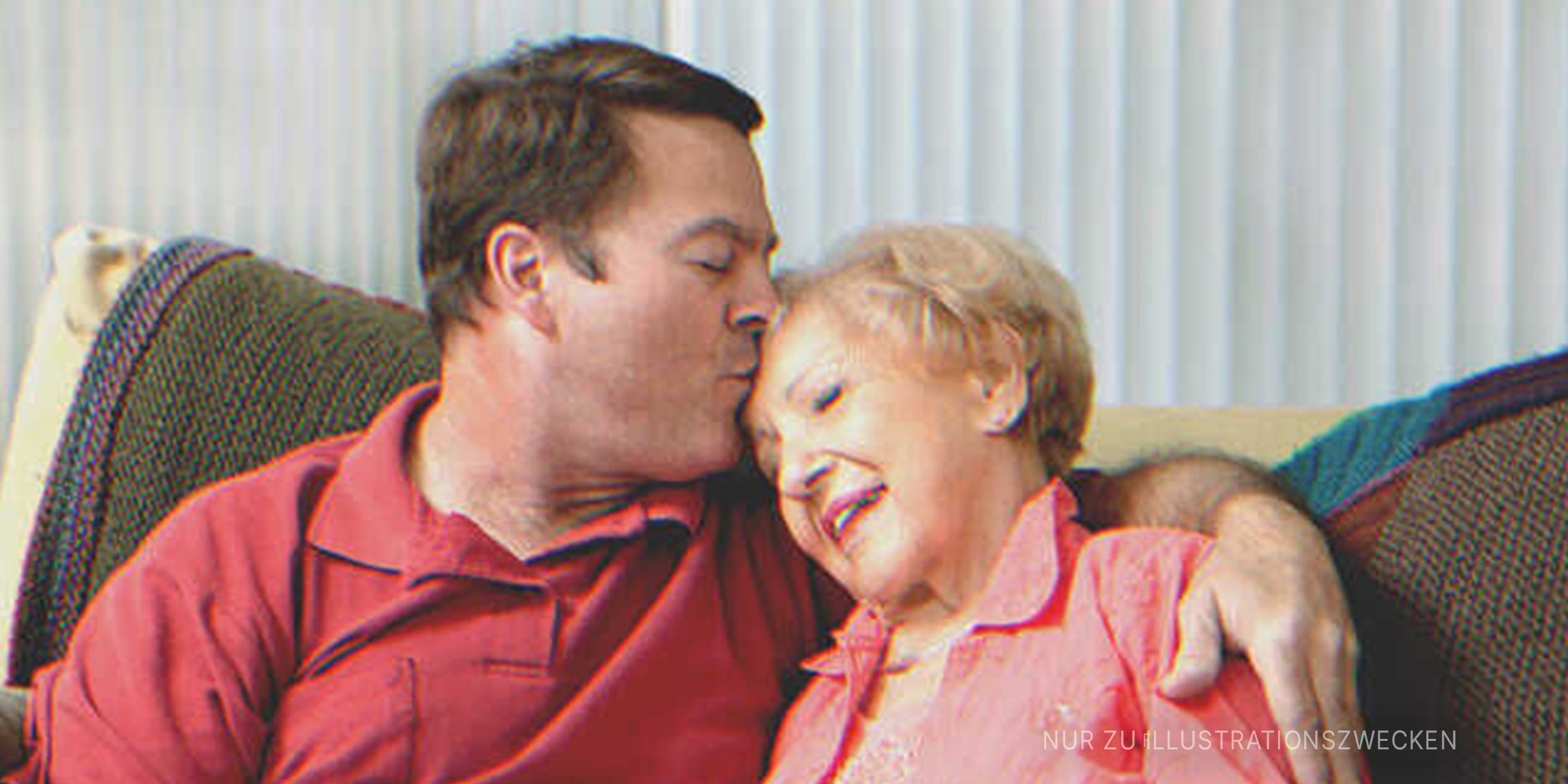 Mann küsst mütterliche ältere Frau auf die Stirn | Quelle: Shutterstock
