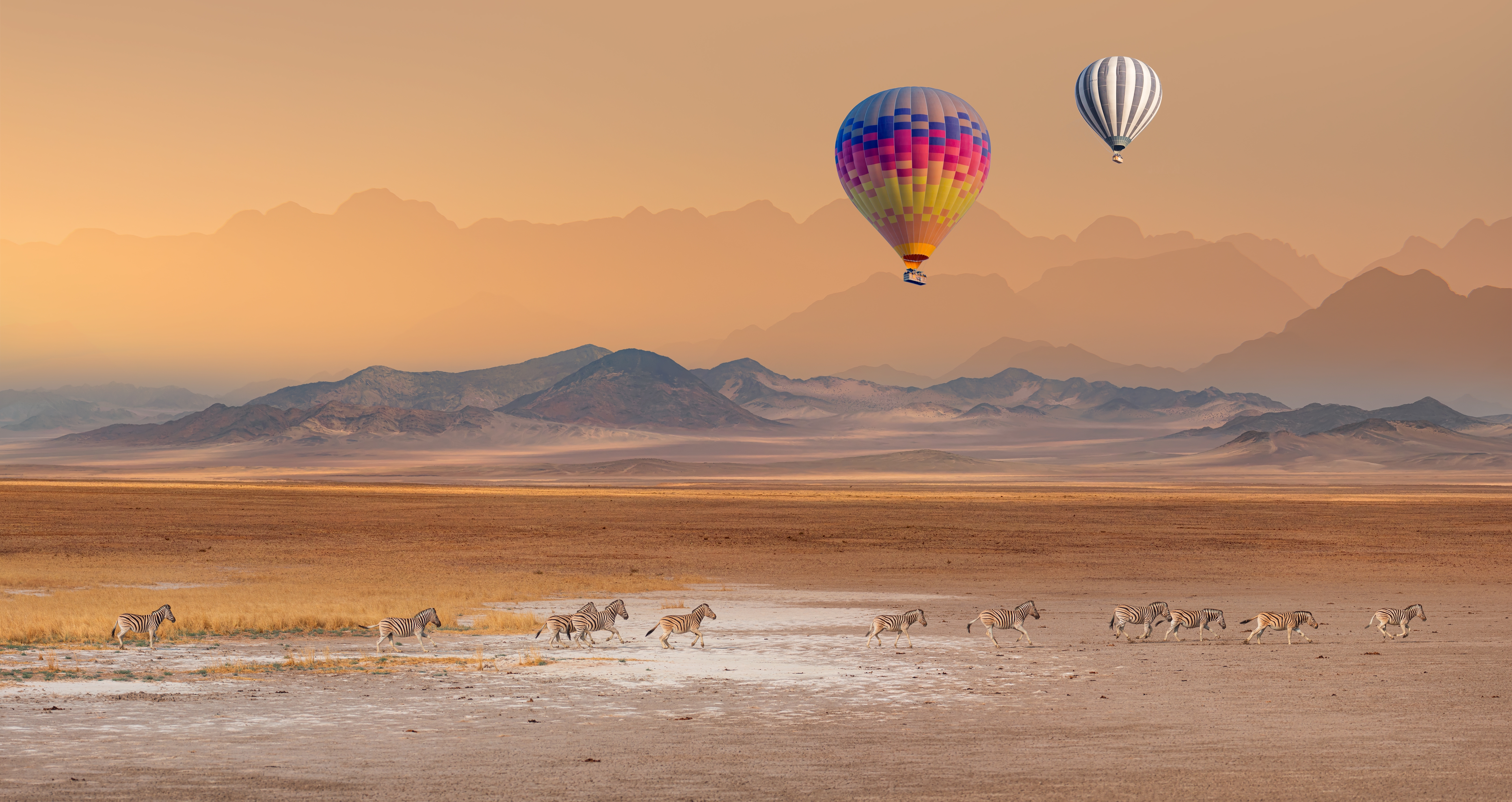Ein Heißluftballon fliegt über die afrikanische Savanne | Quelle: Shutterstock