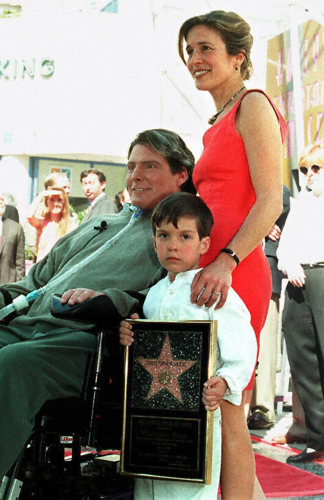 Schauspieler-Regisseur Christopher Reeve posiert mit seiner Frau Dana und ihrem Sohn Will für Journalisten, nachdem er am 15. April 1997 mit einem Stern auf dem Hollywood Walk of Fame in Lost Angeles, CA, geehrt wurde. | Quelle: Getty Images