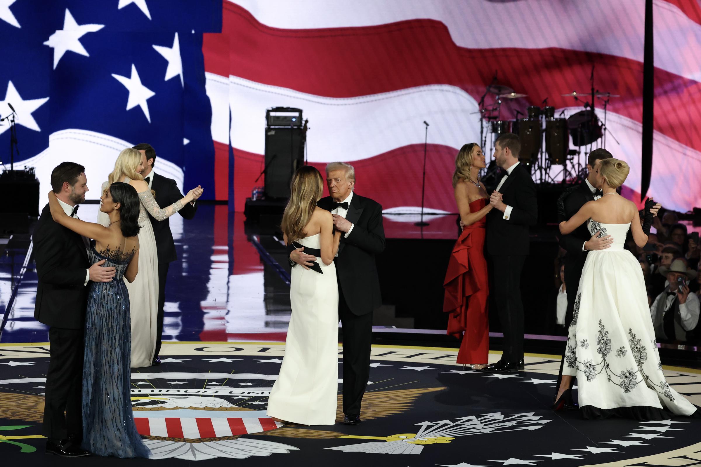 JD Vance, Usha Vance, Tiffany Trump, Michael Boulos, Melania Trump, Präsident Donald Trump, Lara Trump, Eric Trump, Ivanka Trump und Jared Kushner tanzen auf dem Liberty Ball | Quelle: Getty Images