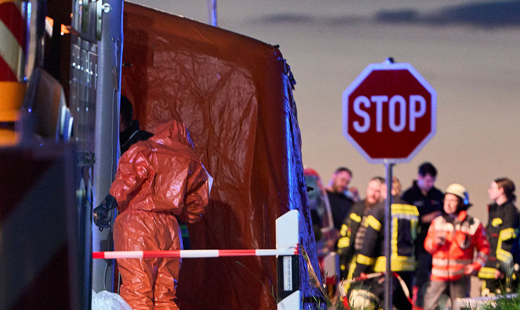 16. April 2026, Hessen, Runkel: In Runkel, Hessen, sind Rettungskräfte im Einsatz. Bei einem Unfall in einer Lederfabrik und Pelzgerberei in Runkel sind mehrere Menschen ums Leben gekommen. | Quelle: Getty Images