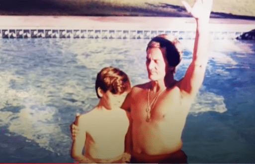 Der junge Ryan Corbin im Pool mit seinem Großvater Pat Boone | Quelle: YouTube/the700club