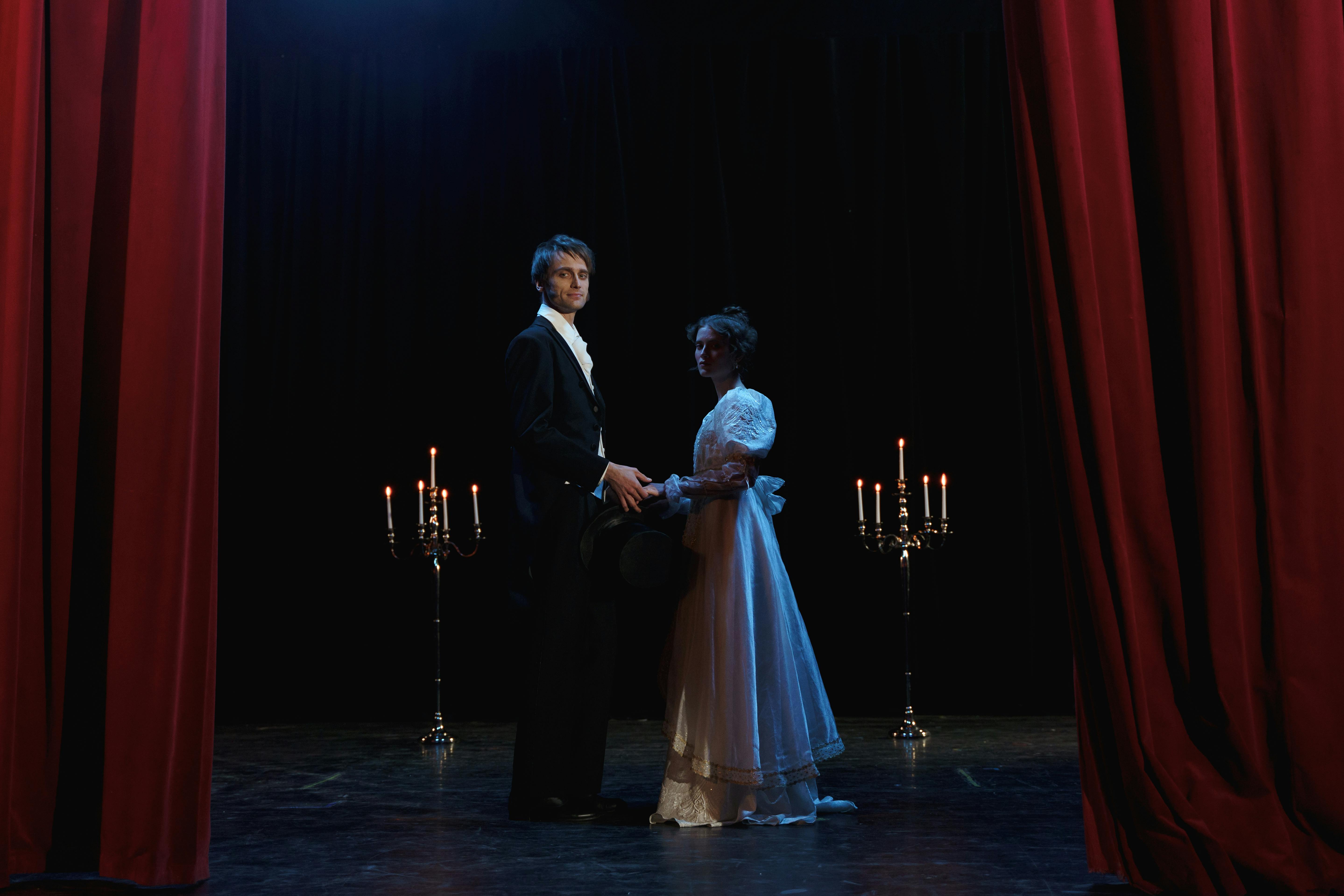 Eine Frau als Hauptdarstellerin in einem Theaterstück mit einem Mann | Quelle: Pexels