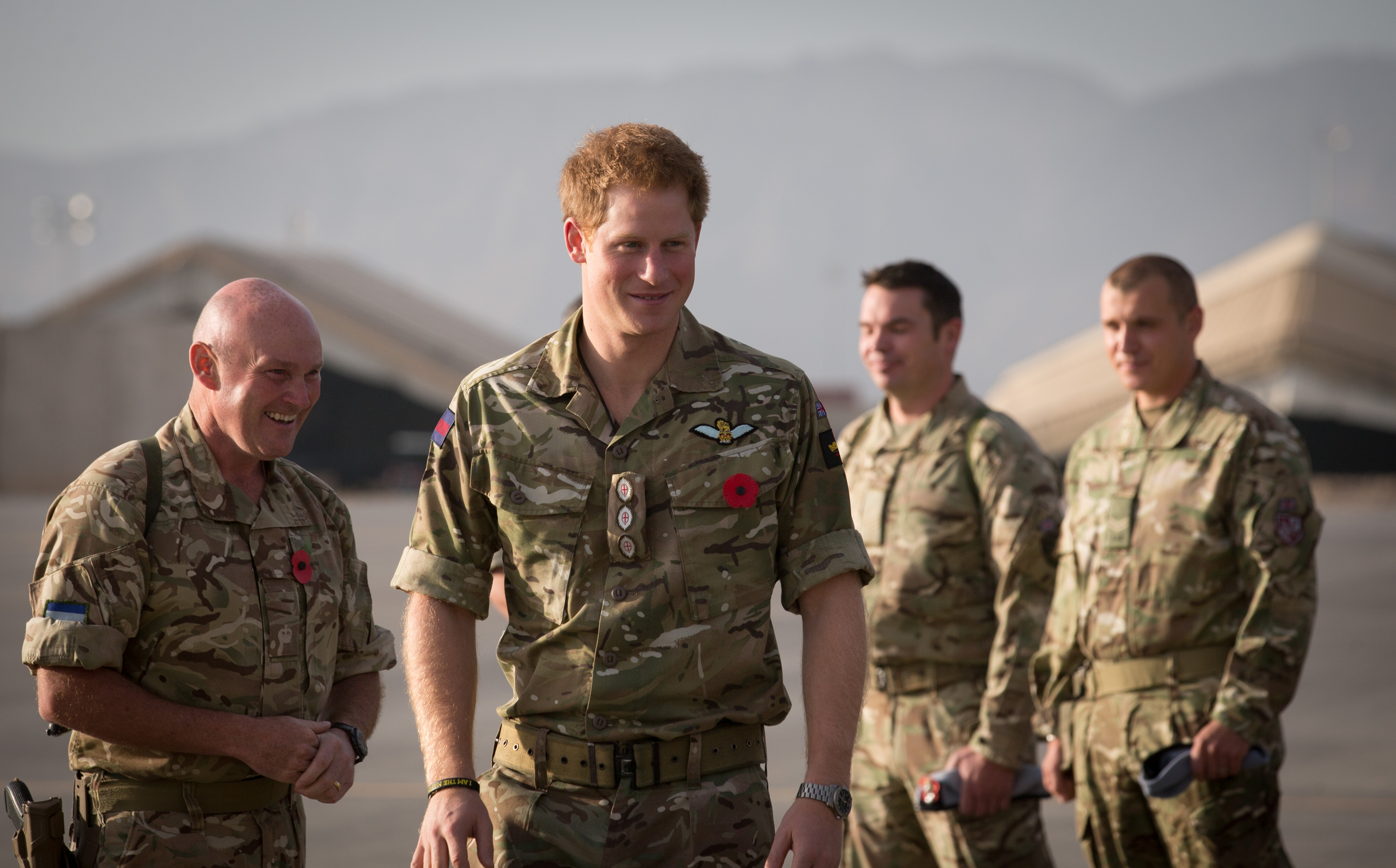 Prinz Harry trifft sich mit britischen Soldaten nach einem Gedenkgottesdienst am 9. November 2014 auf dem Flugplatz Kandahar in Kandahar, Afghanistan | Quelle: Getty Images