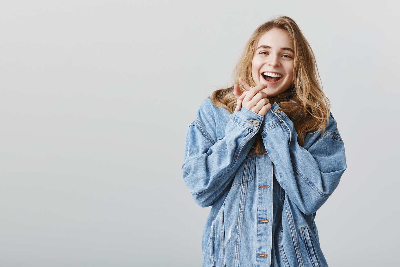 Eine glückliche junge Frau | Quelle: Freepik