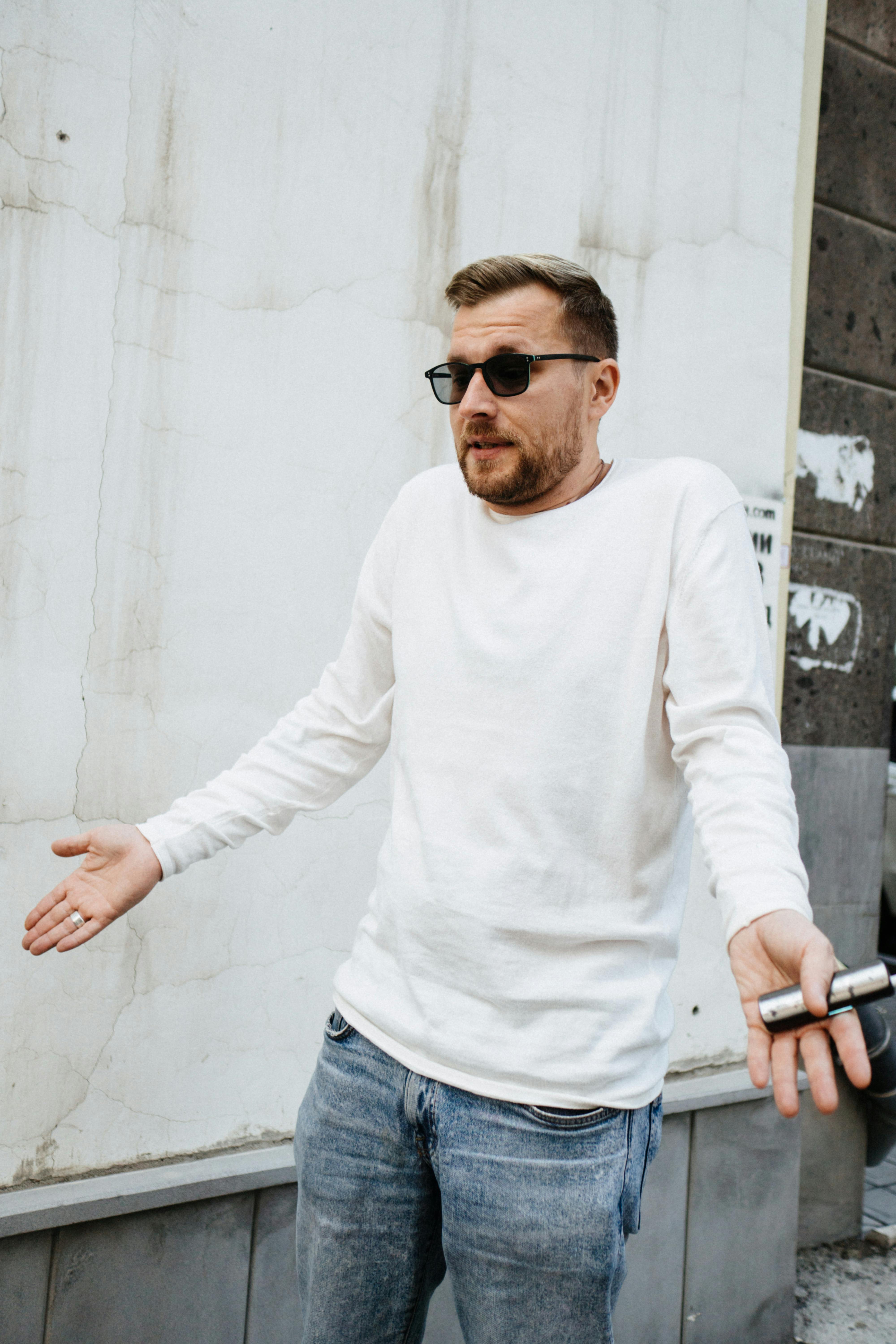 Ein verwirrter Mann zuckt mit den Schultern | Quelle: Pexels