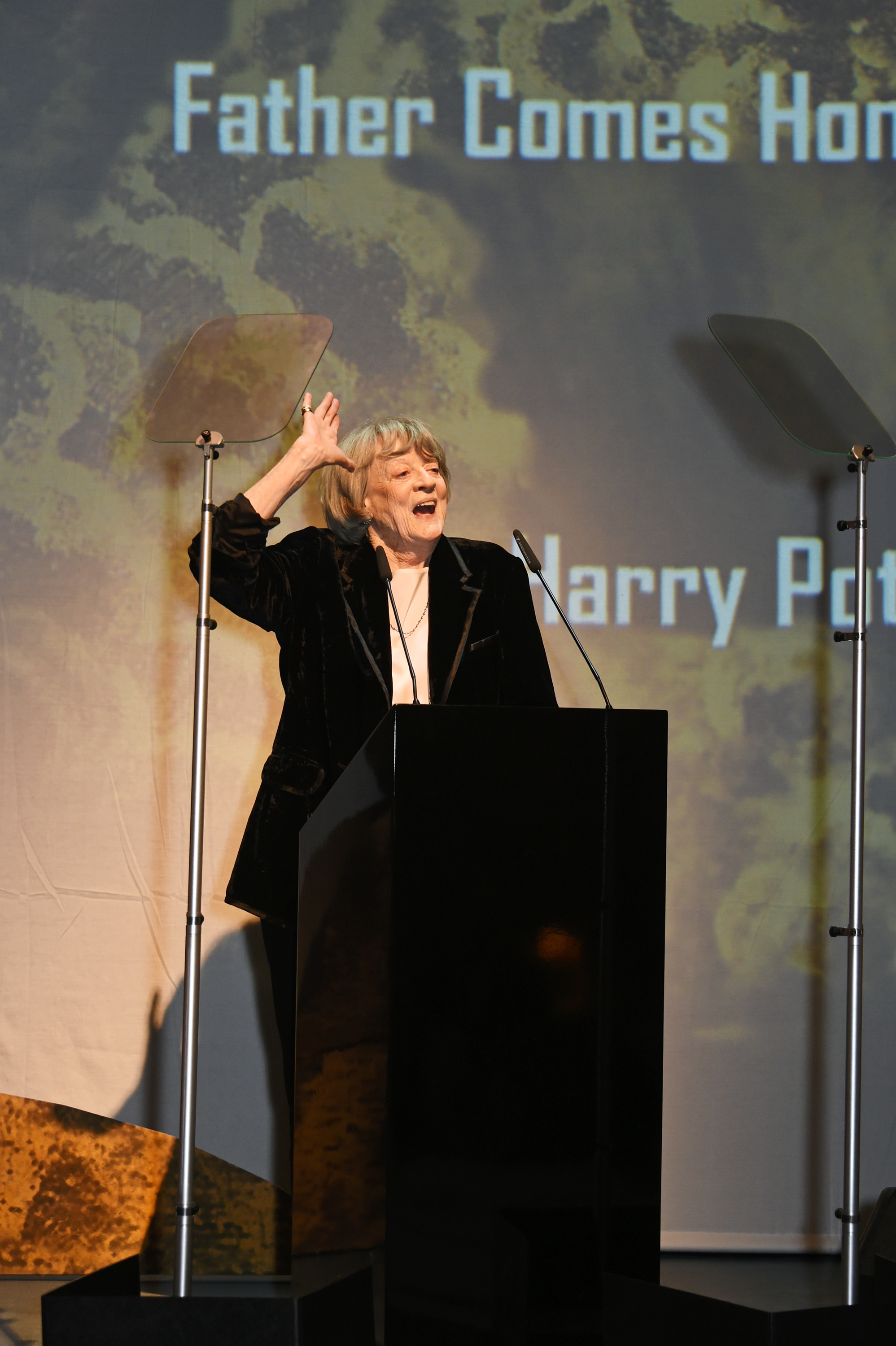 Maggie Smith spricht auf der Bühne bei den 62. London Evening Standard Theatre Awards am 13. November 2016 in London, England. | Quelle: Getty Images