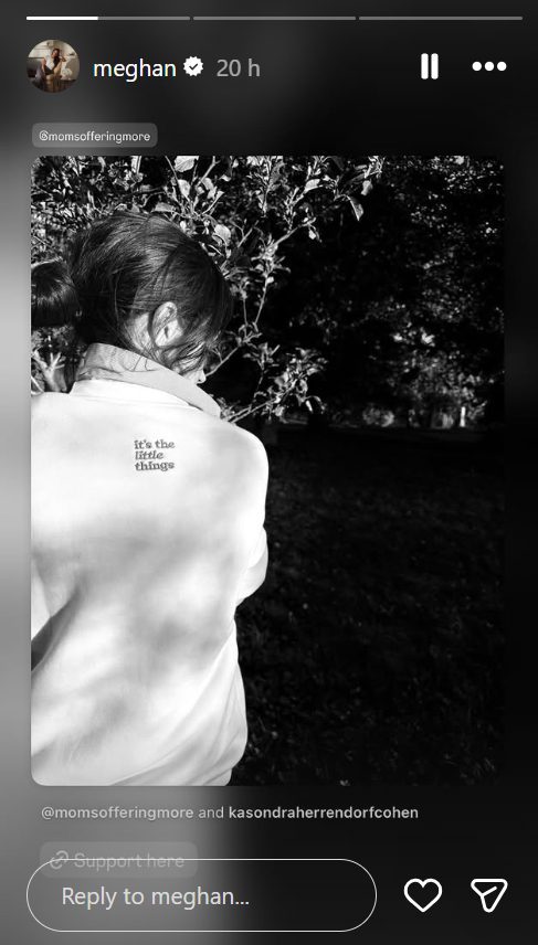 Meghan hat außerdem eine Schwarz-Weiß-Instagram-Story gepostet, auf der das Sweatshirt von hinten zu sehen ist – die gestickte Botschaft ist auf dem hellen Stoff deutlich zu erkennen. | Quelle: Instagram/Meghan