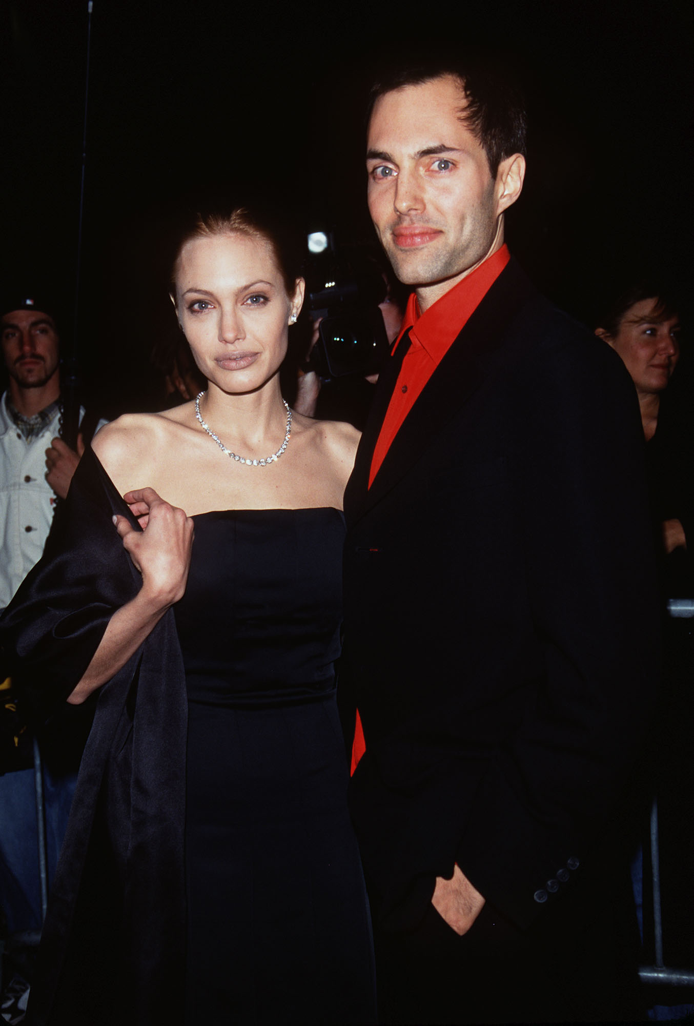 Angelina Jolie und James Haven bei der Premiere von "The Bone Collector" am 28. Oktober 1999 in New York. | Quelle: Getty Images