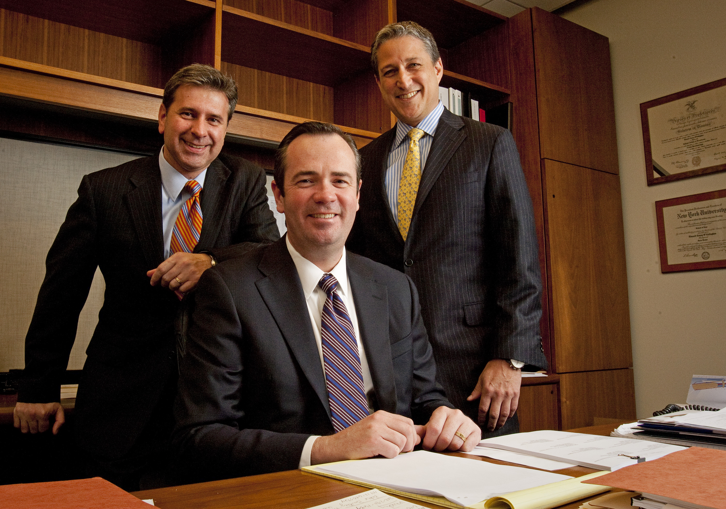 Christopher Morvillo posiert für ein Foto mit den Clifford Chance-Partnern Edward C. O'Callaghan und David B. Raskin in New York am 21. Dezember 2011 | Quelle: Getty Images