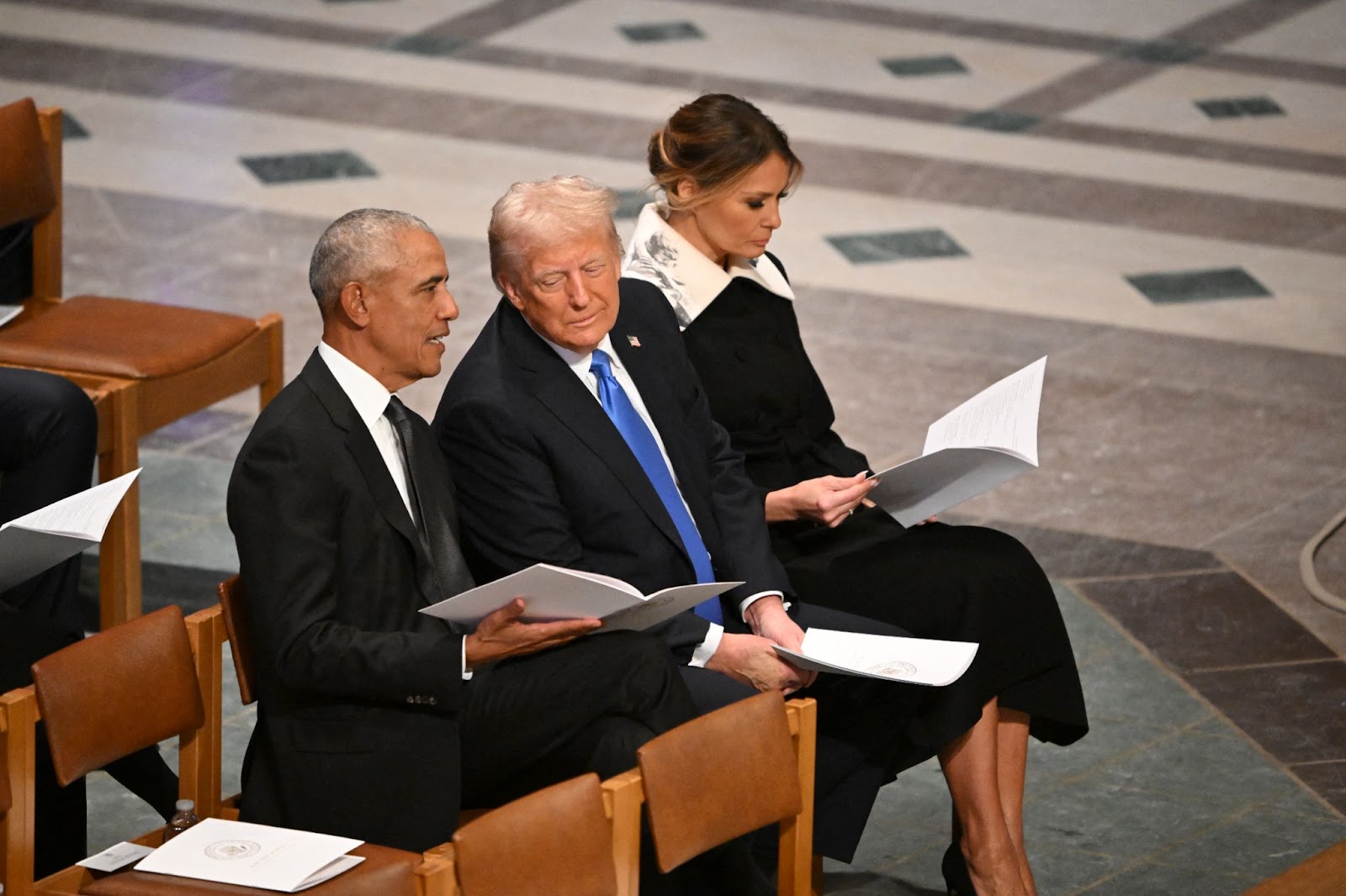 Der ehemalige Präsident Barack Obama mit Donald und Melania Trump beim Staatsbegräbnis für den ehemaligen US-Präsidenten Jimmy Carter am 9. Januar 2025 in Washington, D.C. | Quelle: Getty Images