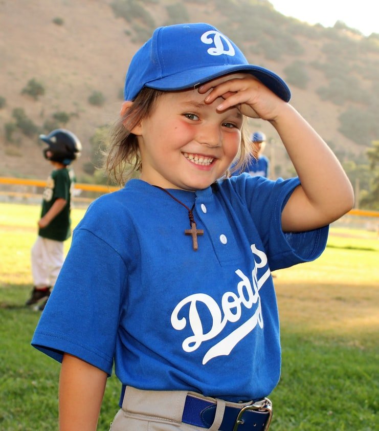 Junge spielt Baseball | Quelle: Unsplash