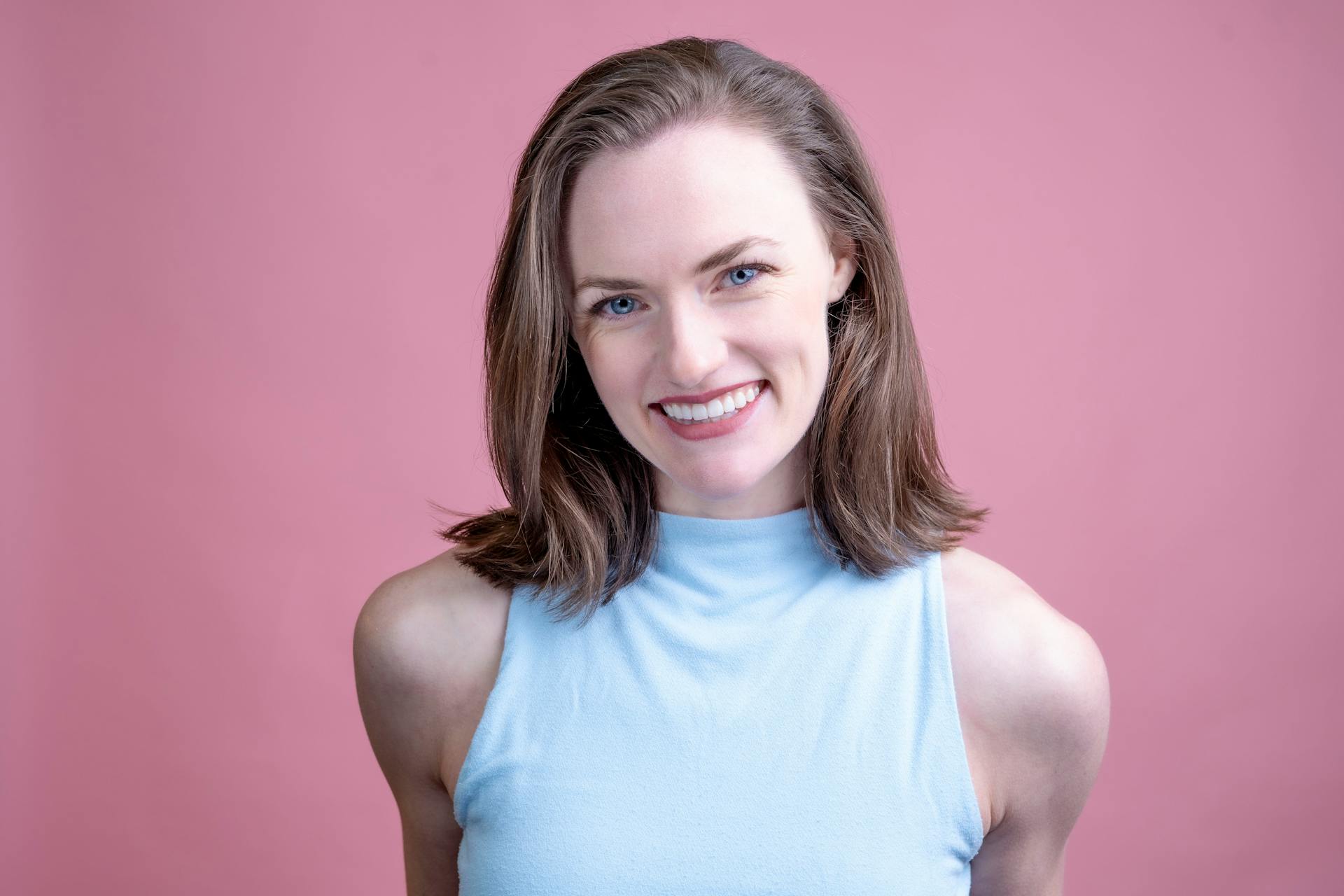 Eine kichernde Frau | Quelle: Pexels