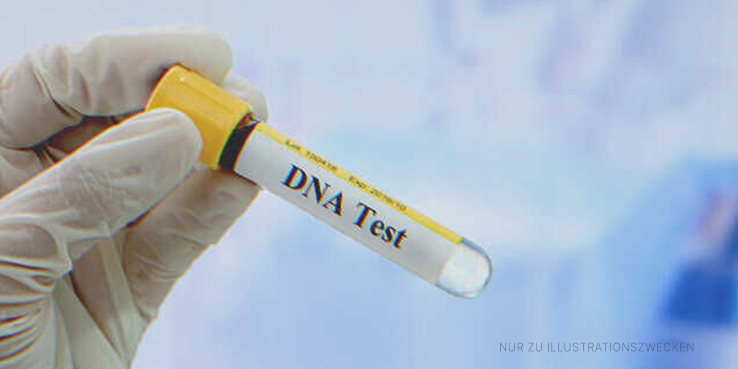 Behandschuhte Hand, die ein Fläschchen mit der Aufschrift "DNA-Test" auf dem Etikett hält. | Quelle: Shutterstock