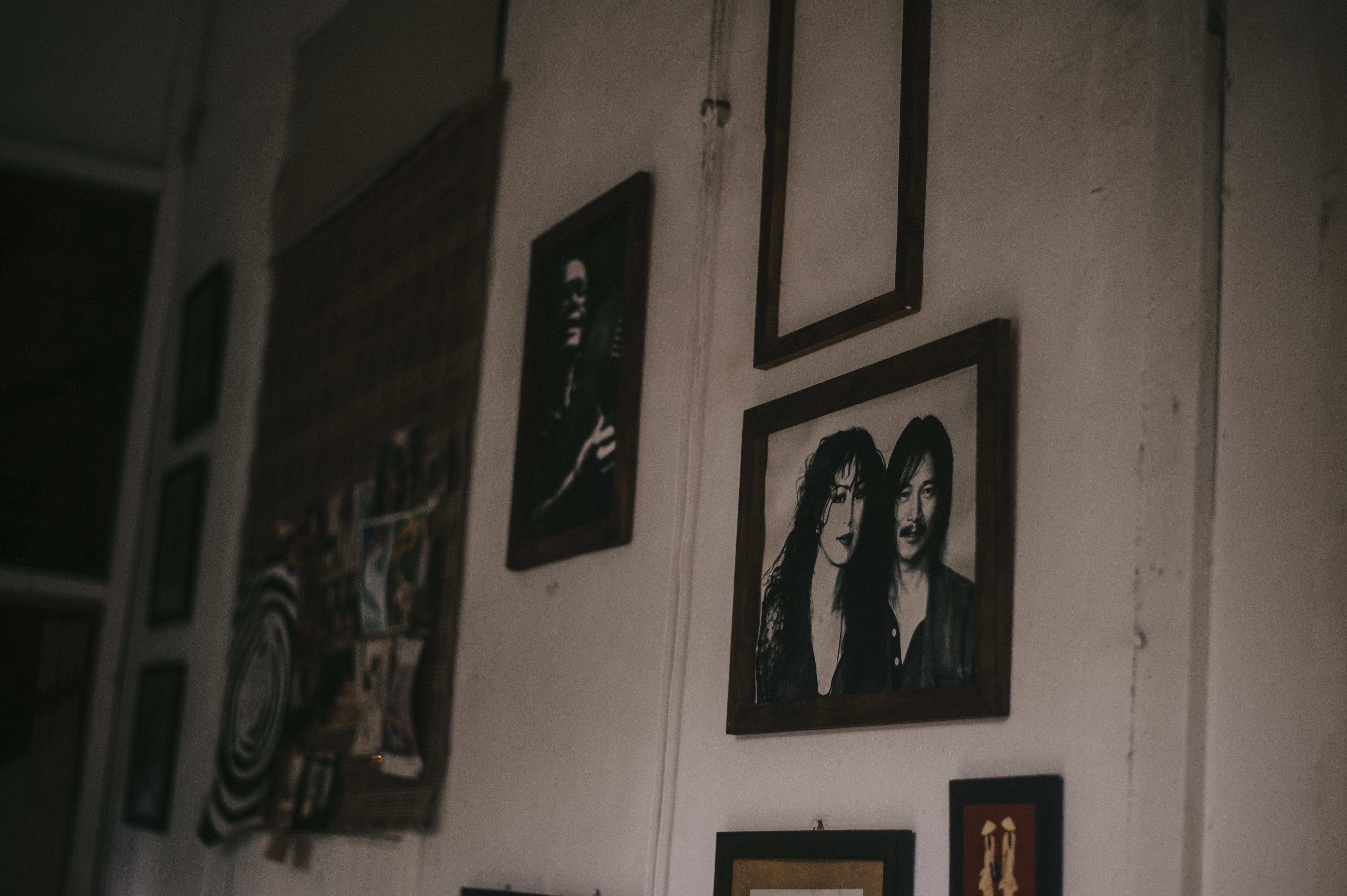 Gerahmte Porträts hängen an der Wand | Quelle: Pexels