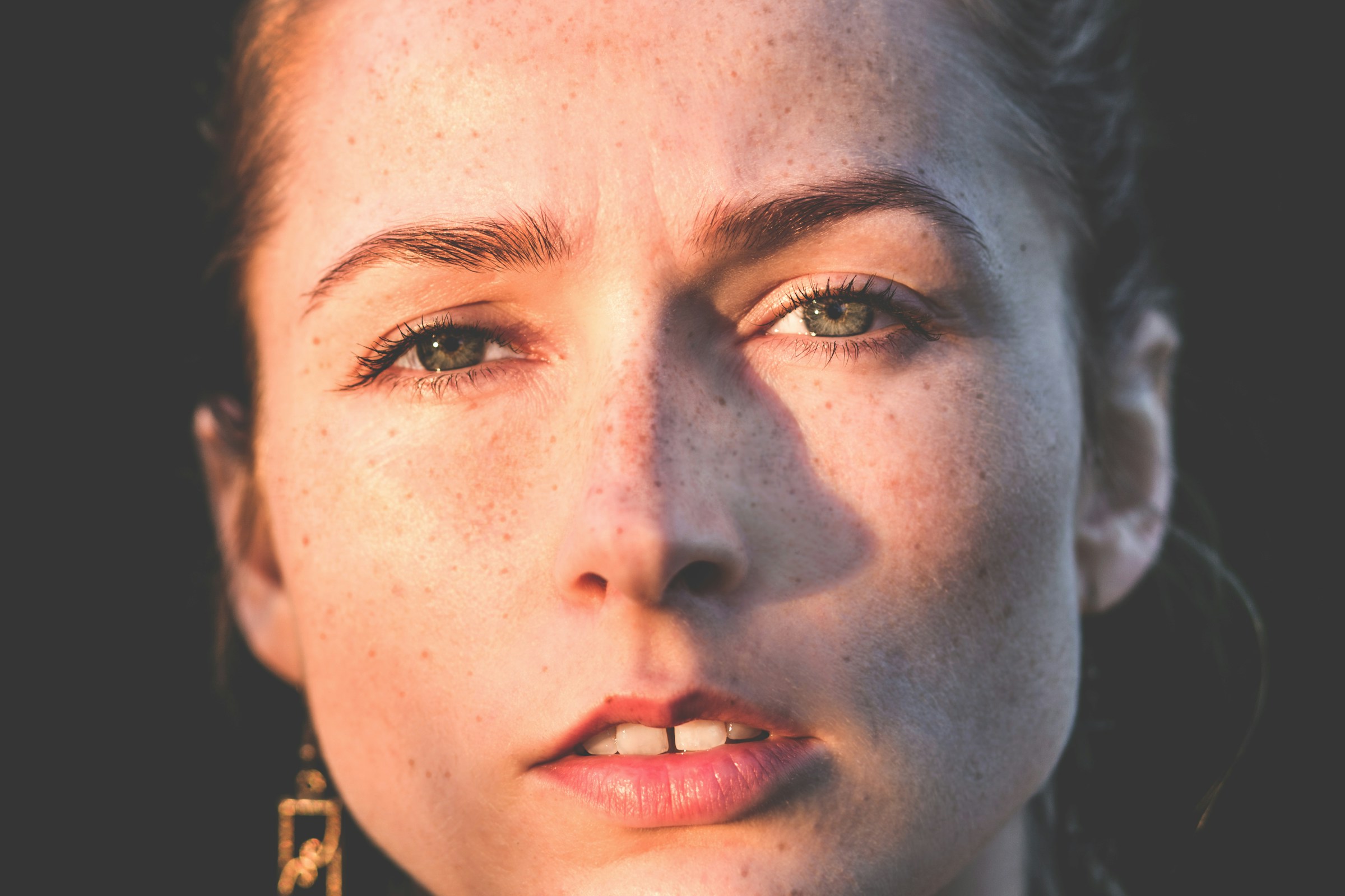 Sonne auf dem Gesicht einer Frau | Quelle: Unsplash