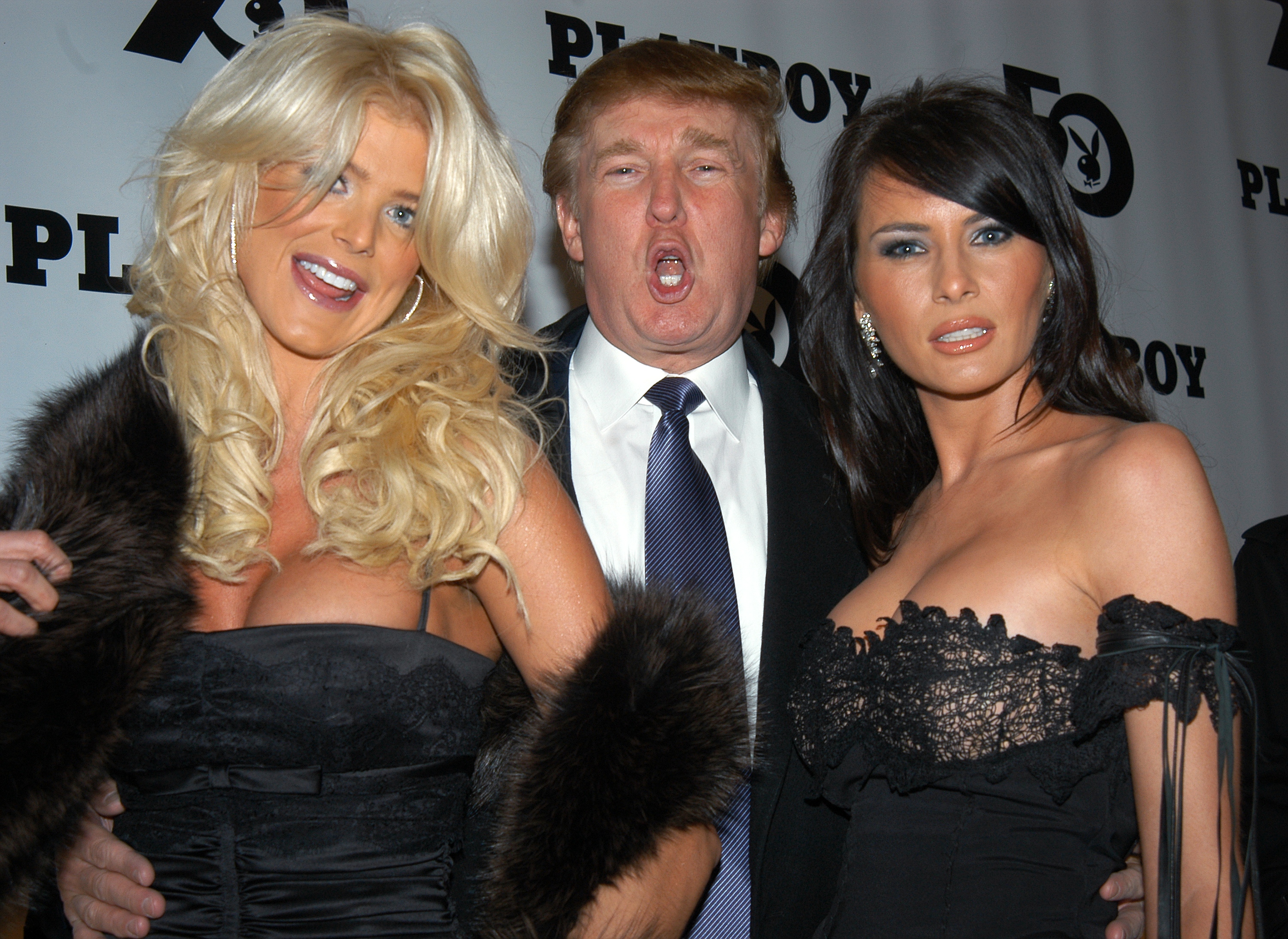 Donald und Melania Trump mit Victoria Silvstedt bei der 50-Jahr-Feier des Playboy-Magazins im Jahr 1997. | Quelle: Getty Images