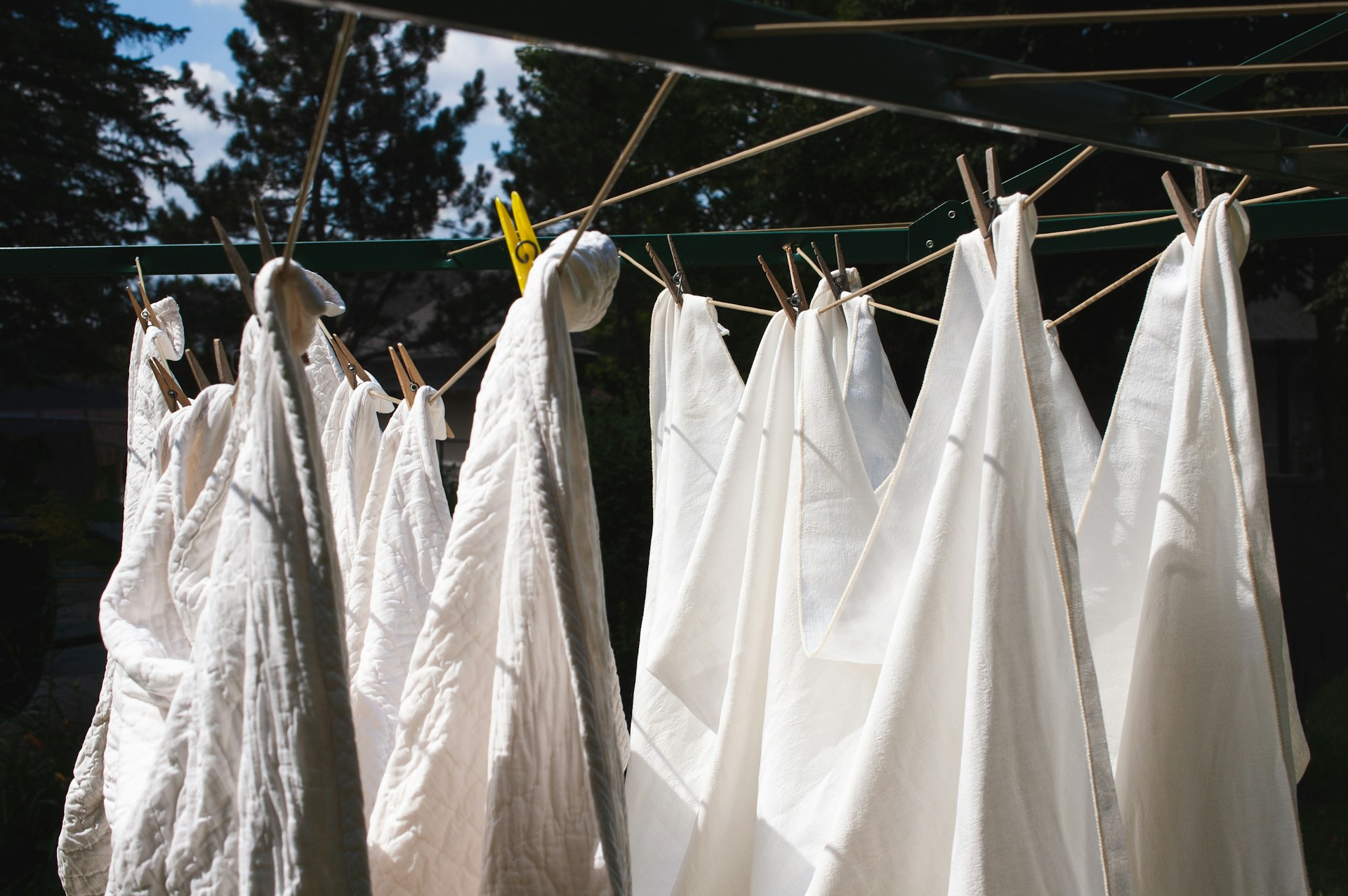 An eine Wäscheleine geheftete Laken | Quelle: Unsplash