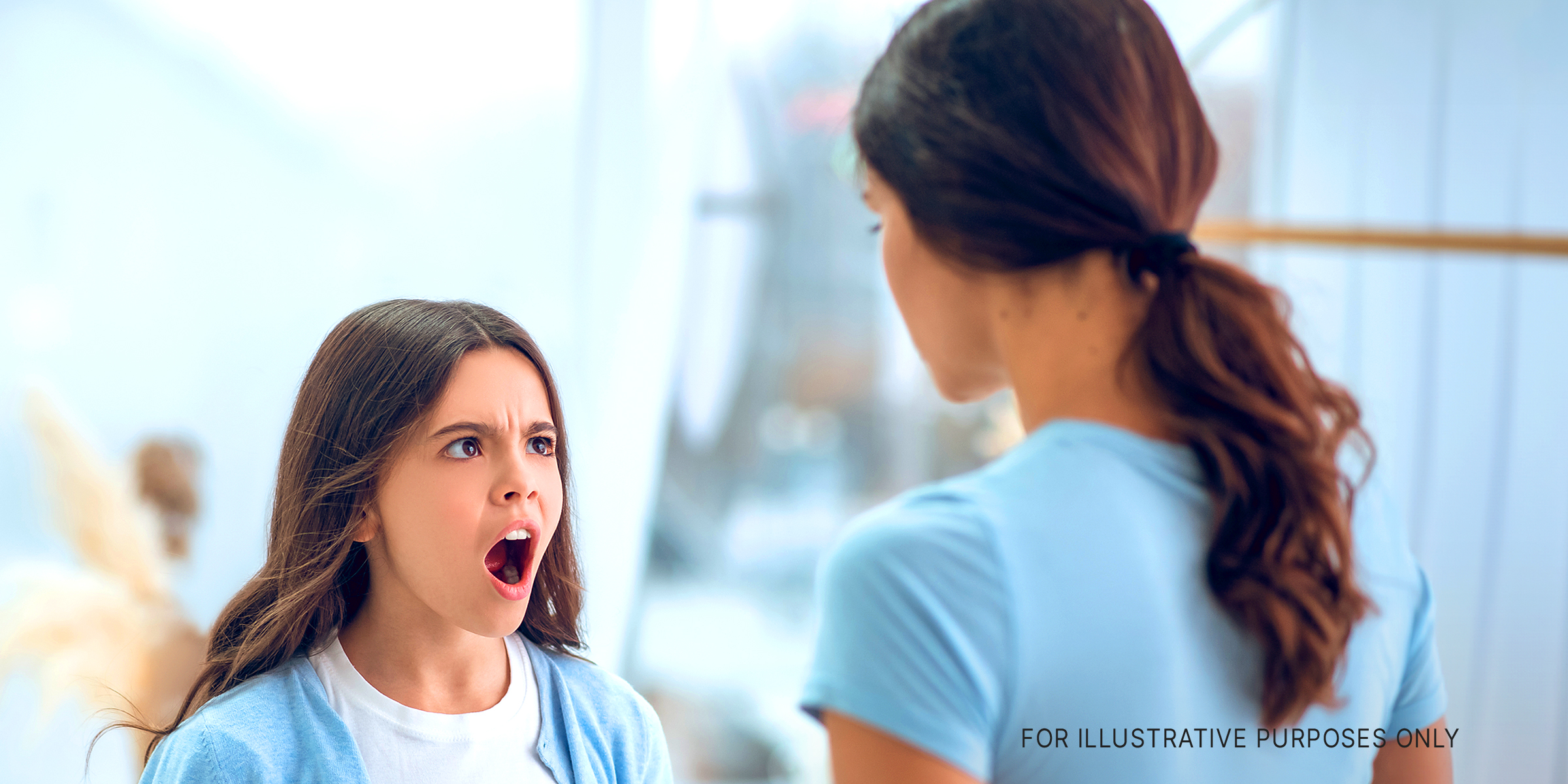 Ein Mädchen im Teenageralter schreit die Frau an, die vor ihr steht | Quelle: Shutterstock
