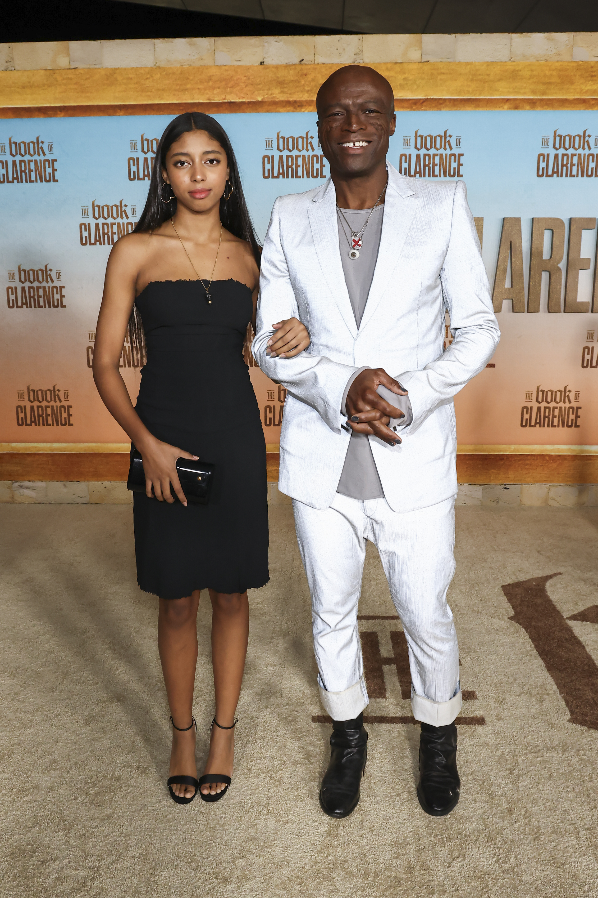 Lou erschien im Januar 2024 bei der Premiere von „The Book of Clarence“ an Seals Seite und bot den Zuschauern damit schon lange vor ihrer ersten Pariser Modewoche einen seltenen Vater-Tochter-Moment auf dem roten Teppich. | Getty Images