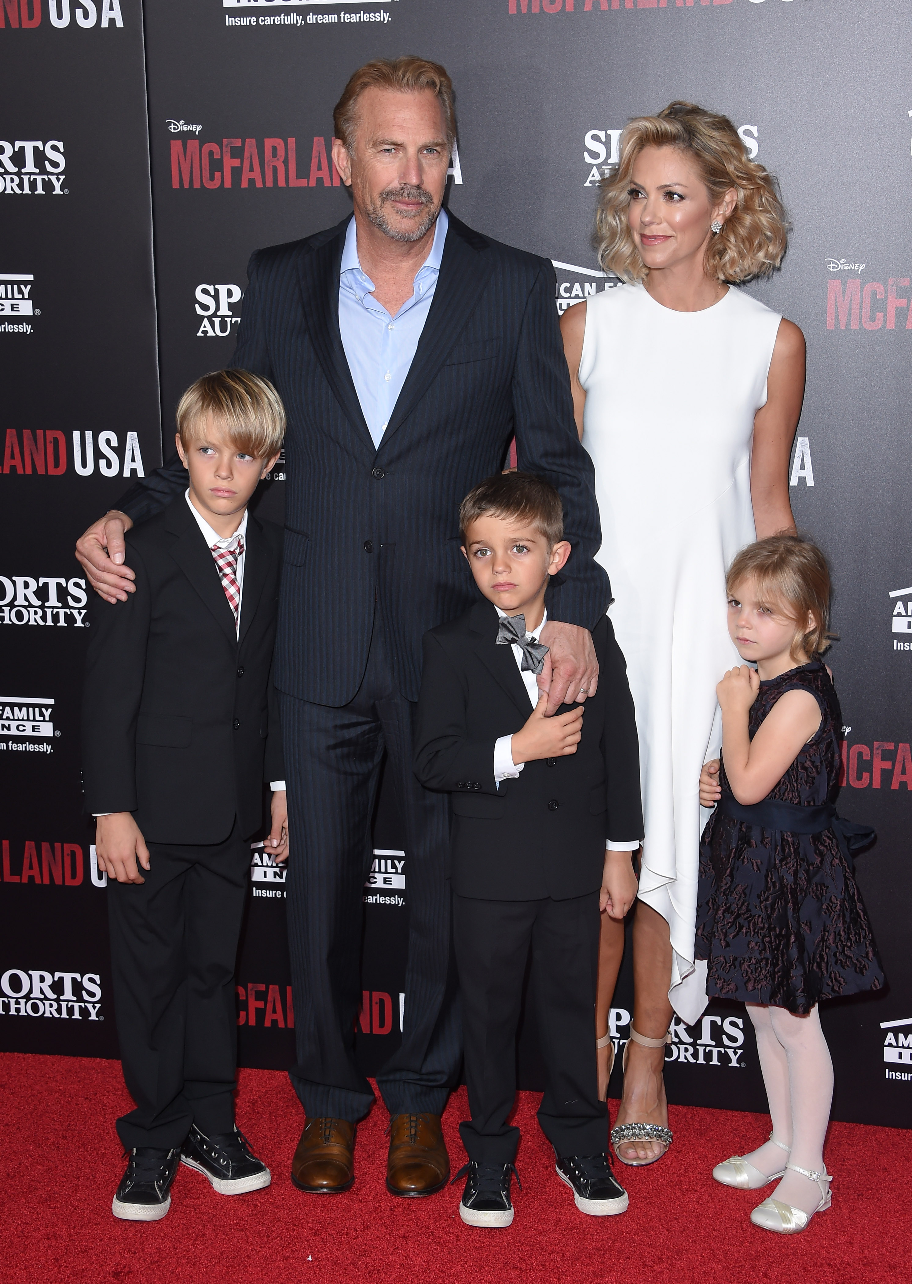 Kevin Costner und Christine Baumgartner mit ihren Kindern Cayden, Hayes und Grace Costner bei der Premiere von "McFarland, USA" in Hollywood, Kalifornien am 9. Februar 2015 | Quelle: Getty Images