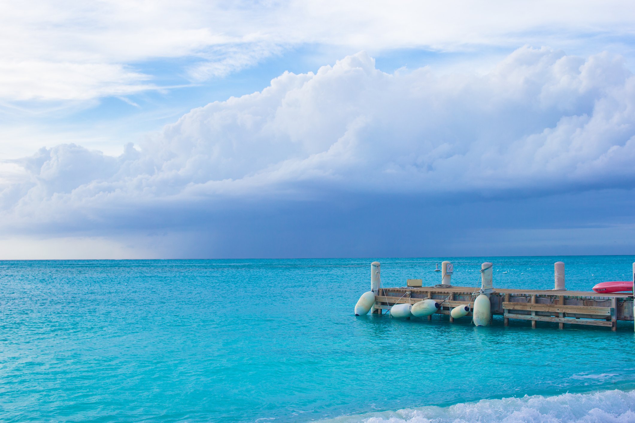 Perfekte Strandpier im Karibischen Insel in Turks- und Caicosinseln I Quelle: Getty Images