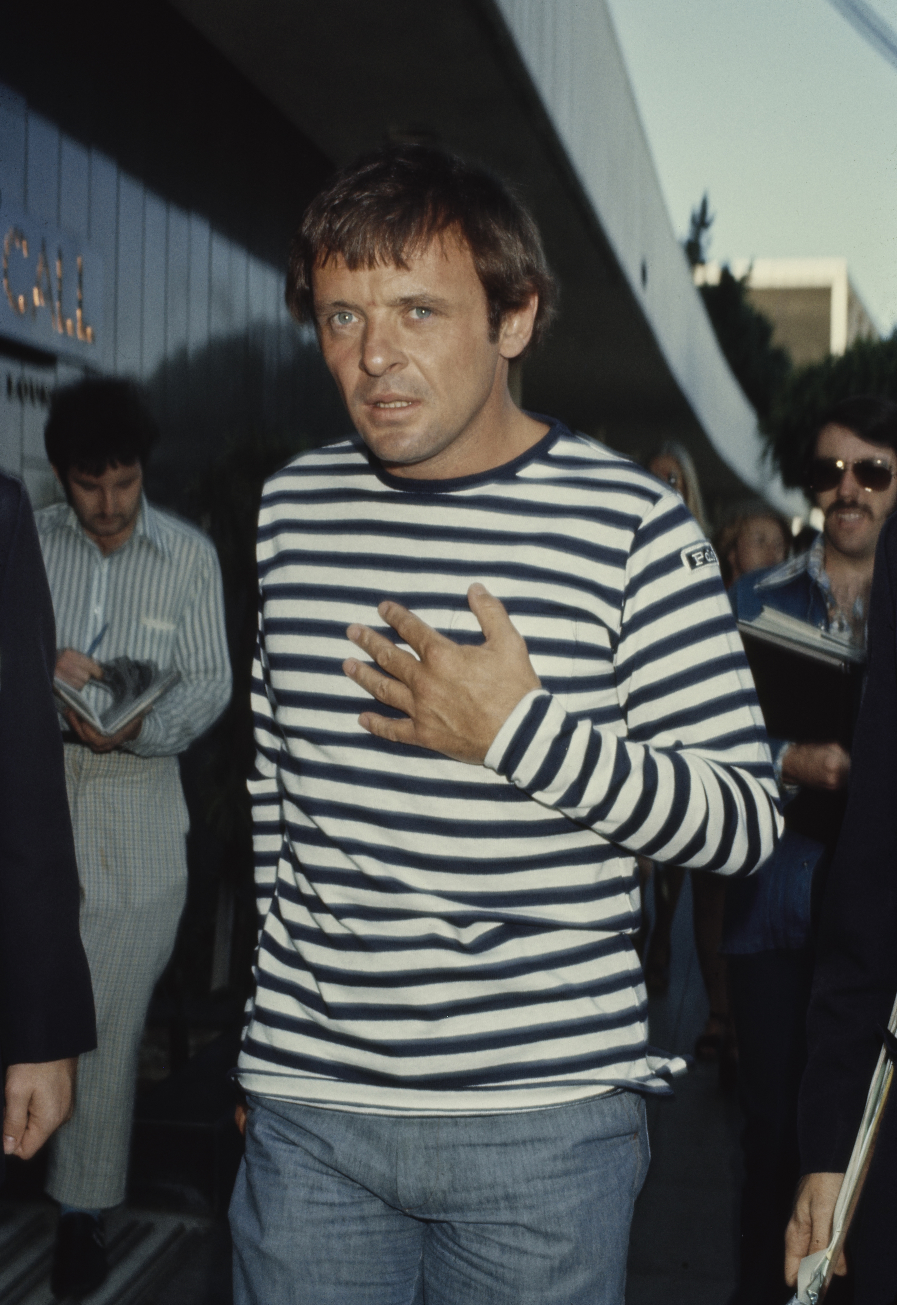 Der Schauspieler bei der Ankunft im Pavilion Restaurant in den Vereinigten Staaten, etwa in den 1970er Jahren. | Quelle: Getty Images