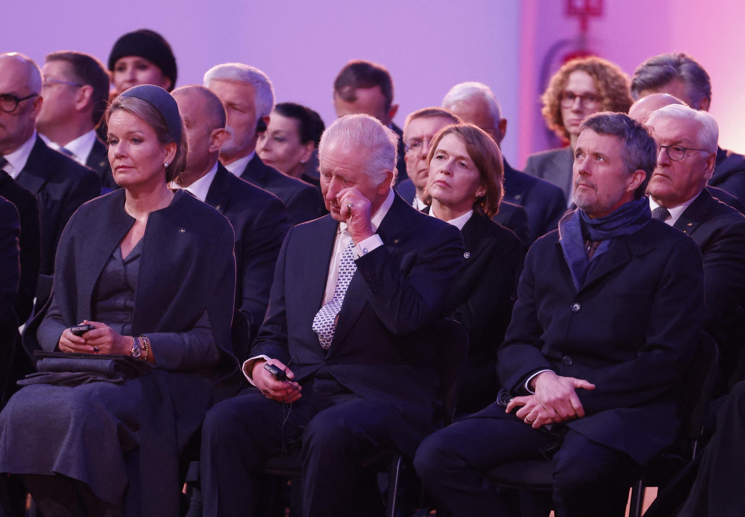 Königin Mathilde von Belgien, König Charles III., König Frederik X. von Dänemark, Bundespräsidentengattin Elke Buedenbender und Bundespräsident Frank-Walter Steinmeier nehmen an den Gedenkfeiern zum 80. Jahrestag der Befreiung des Lagers Auschwitz-Birkenau teil | Quelle: Getty Images