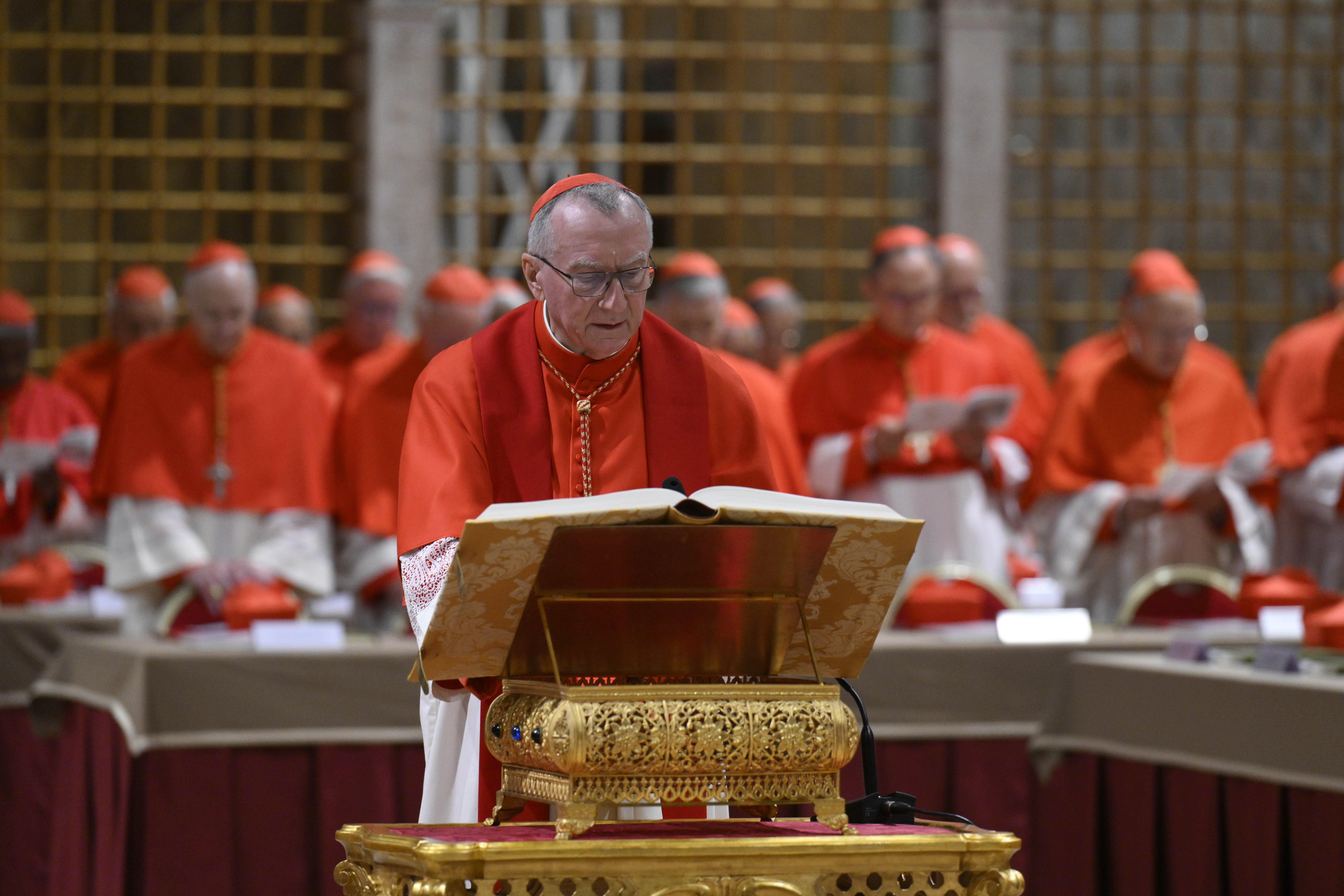 Ein Kardinal liest während des Konklaves im Vatikan am 7. Mai 2025 aus dem Evangelium vor: Getty Images