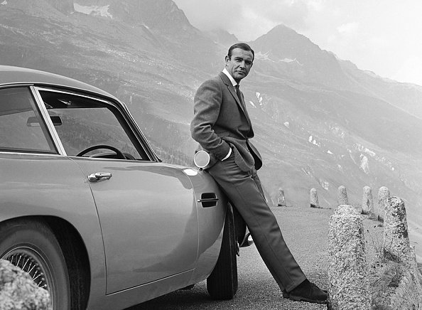 Sean Connery, "Goldfinger", neben seinem Aston Martin DB5, 1964 | Quelle: Getty Images