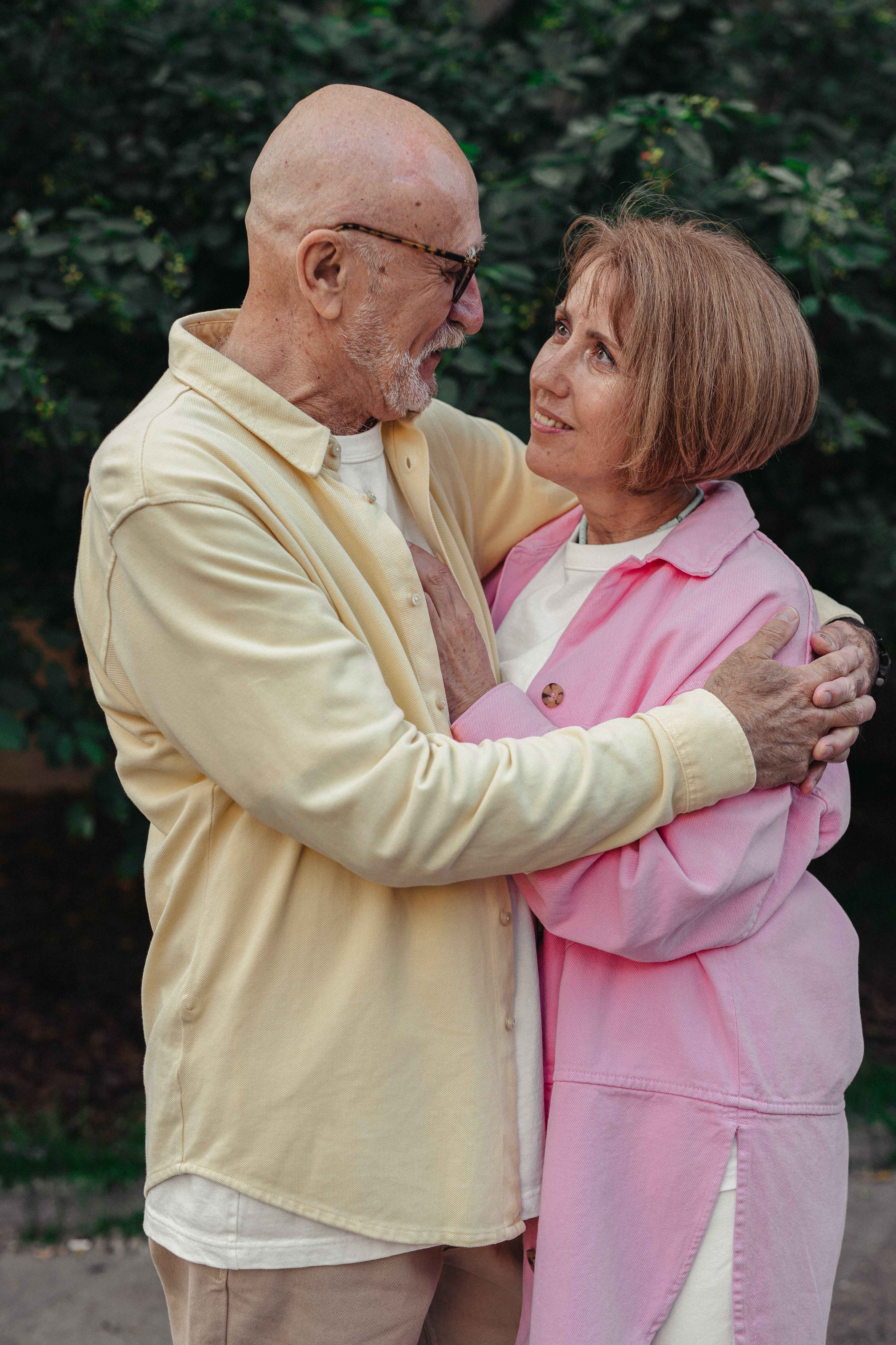 Ein älteres Paar, das sich umarmt und gegenseitig anschaut | Quelle: Pexels